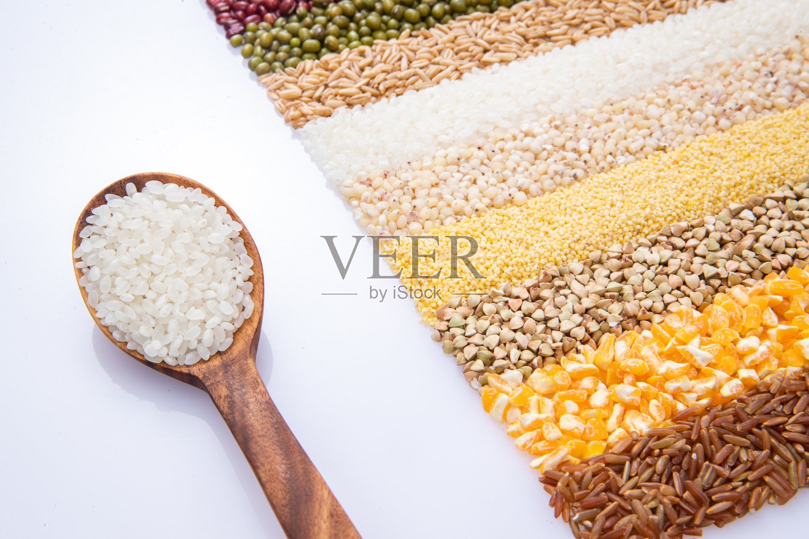 粮食组成和木勺照片摄影图片