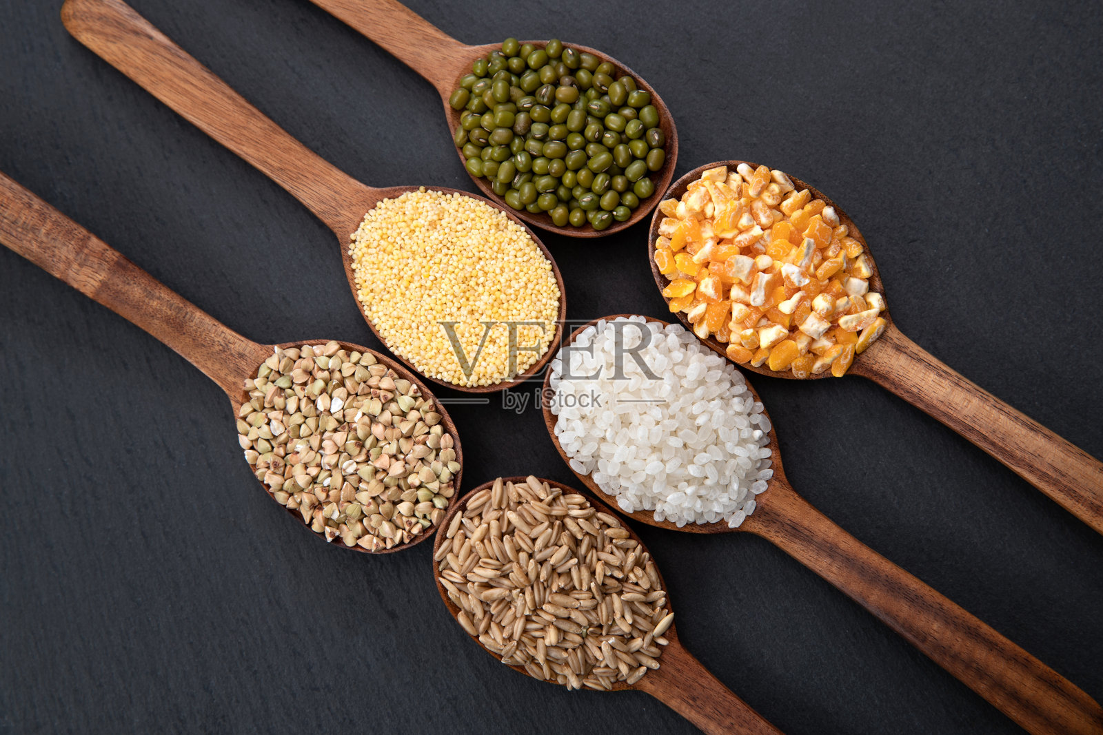 木勺里装的是谷物照片摄影图片