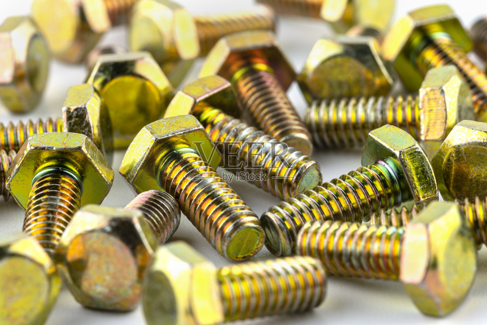 背景从一个微距拍摄分散的铜螺栓在白色的桌子。照片摄影图片