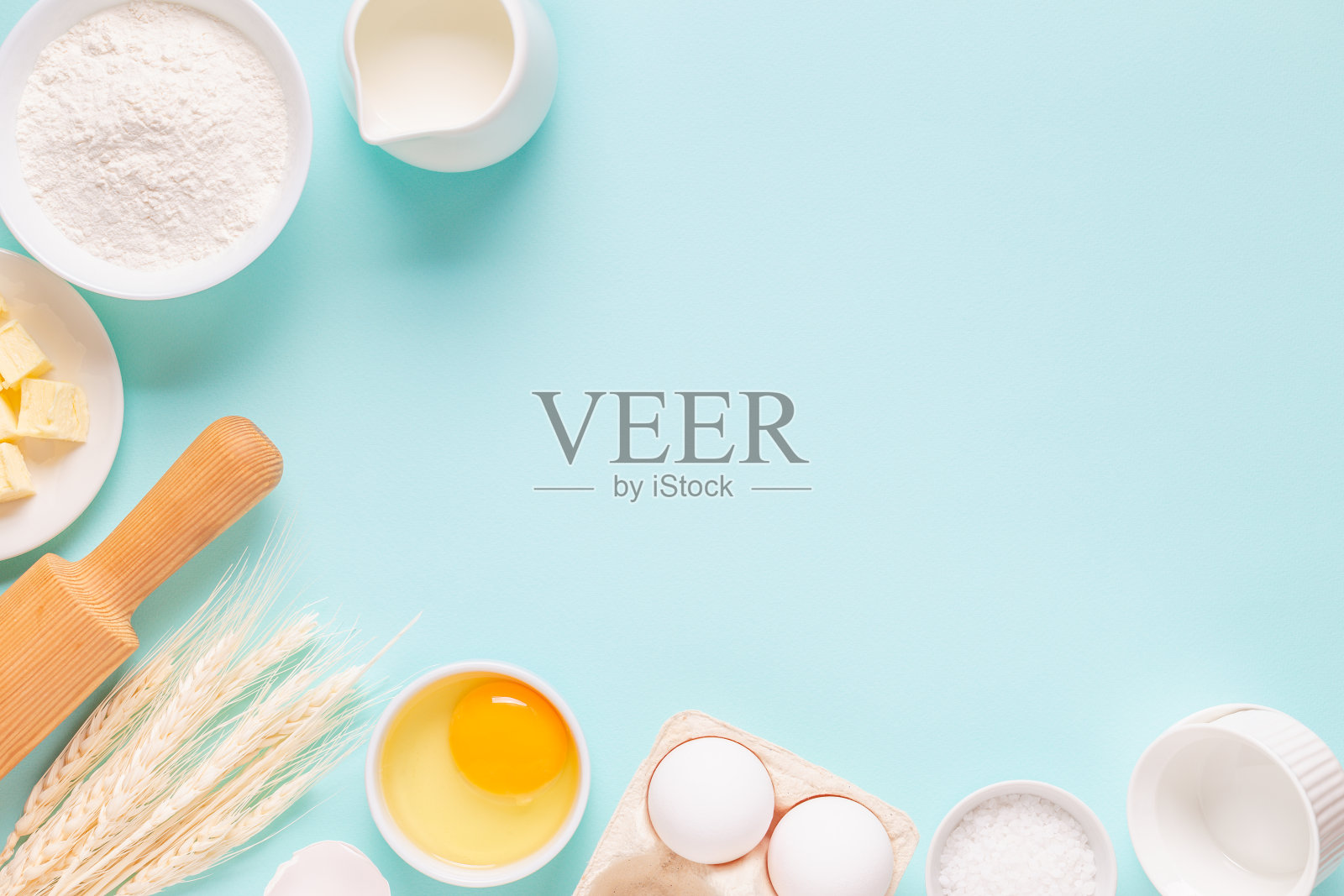 配料烘焙浅蓝色背景，文字空间照片摄影图片