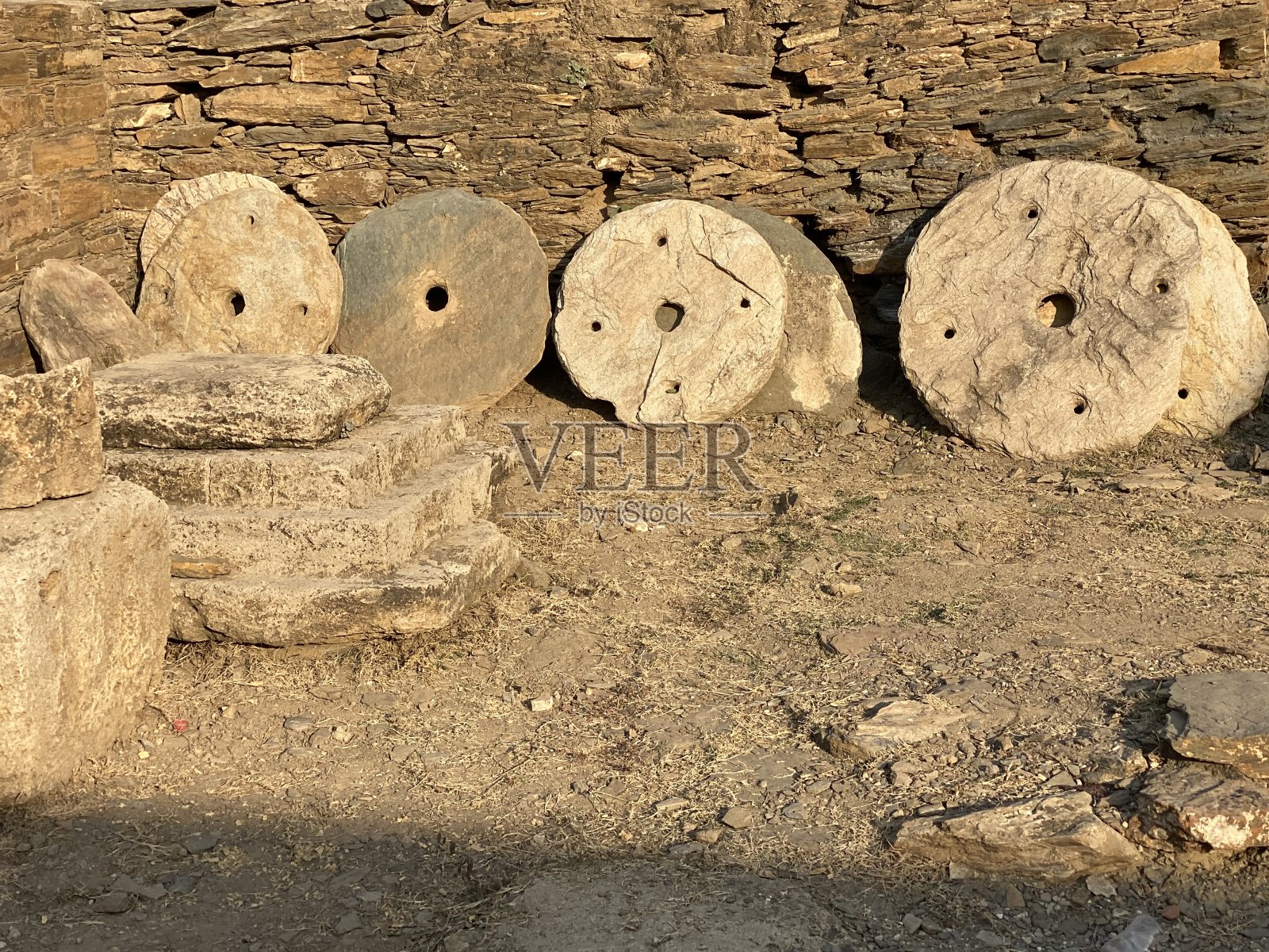 七个盘子象征着七片天空照片摄影图片