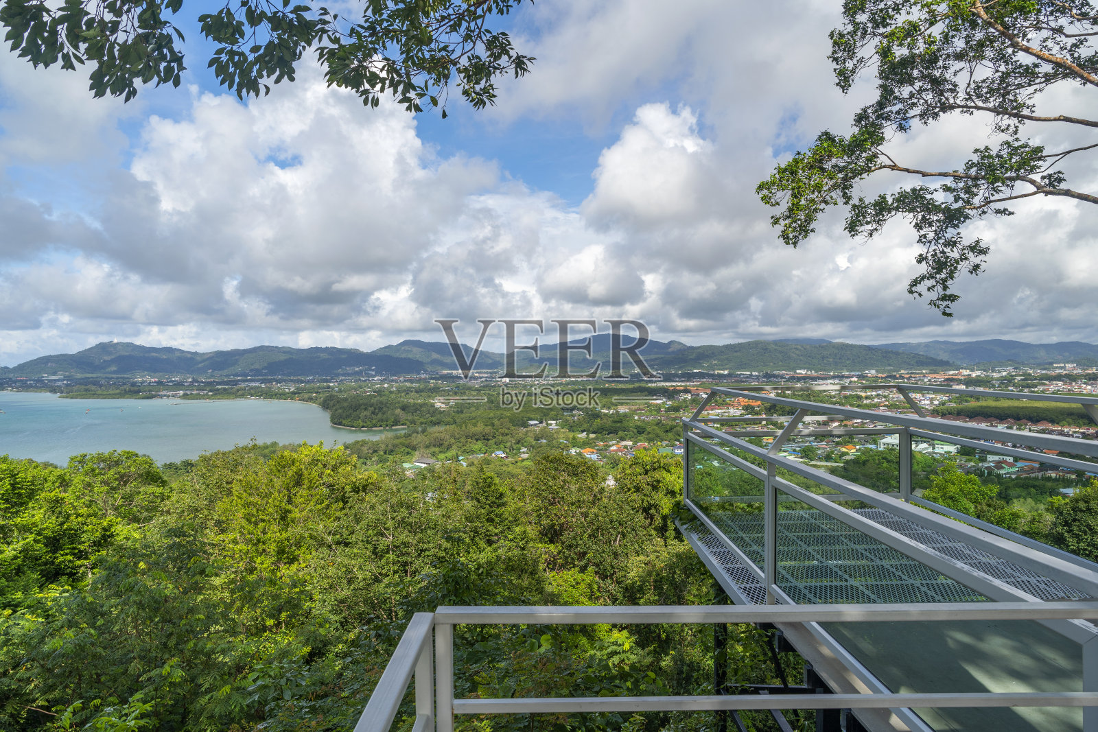泰国普吉岛拥有美丽的热带海洋和高山蓝天白云景观。照片摄影图片