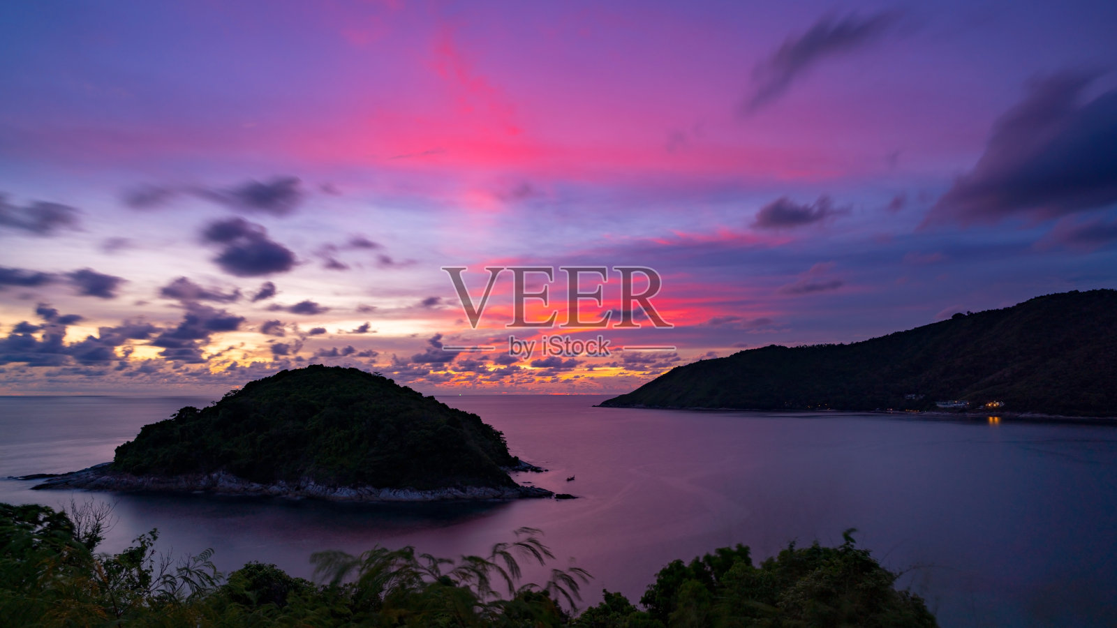 美丽的戏剧性惊人的天空和海上的云日落或日出天空美丽的光自然景观自然景观。照片摄影图片