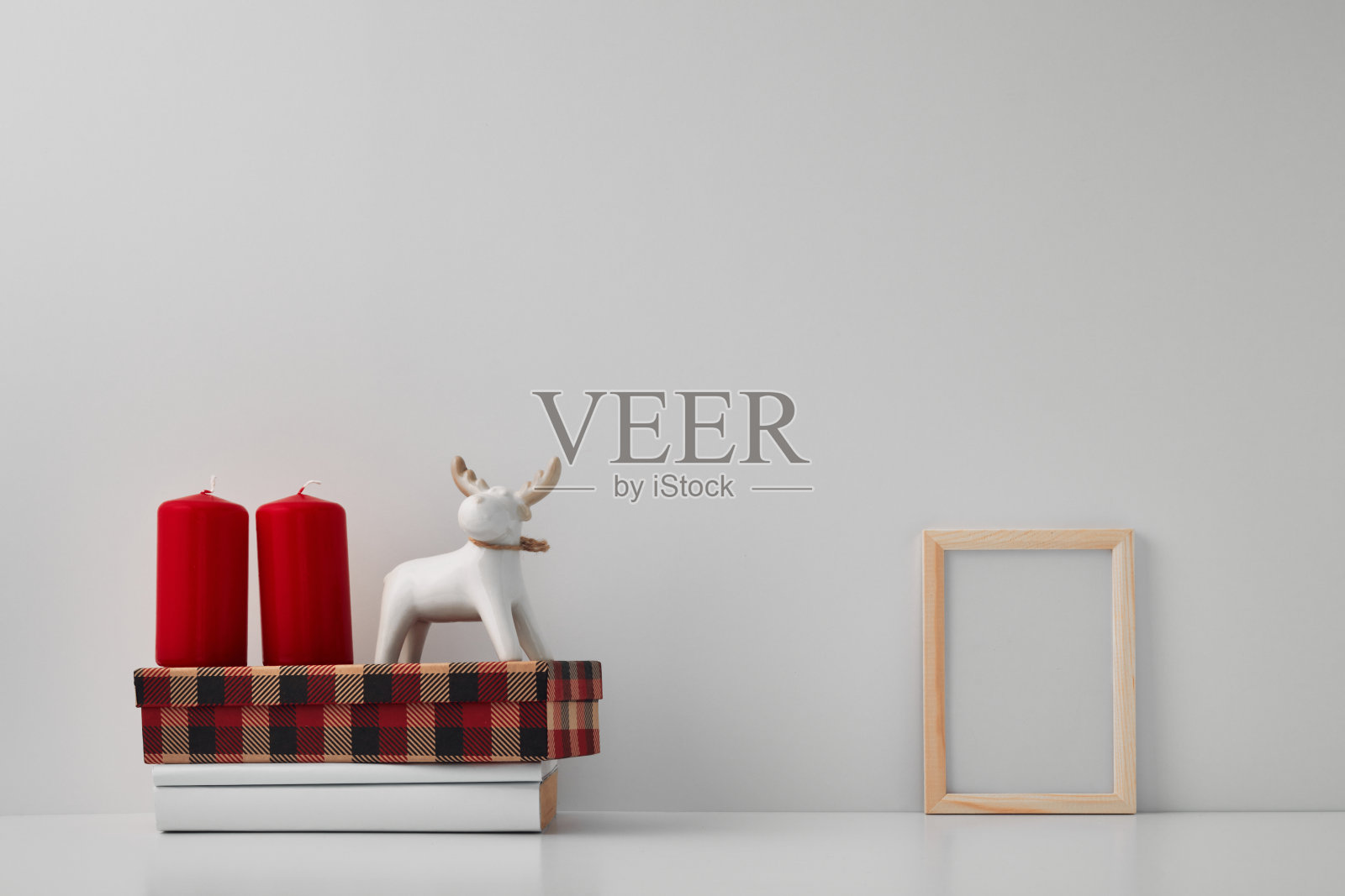 瓷制的鹿和新年装饰和蜡烛。复制空间，模拟。照片摄影图片