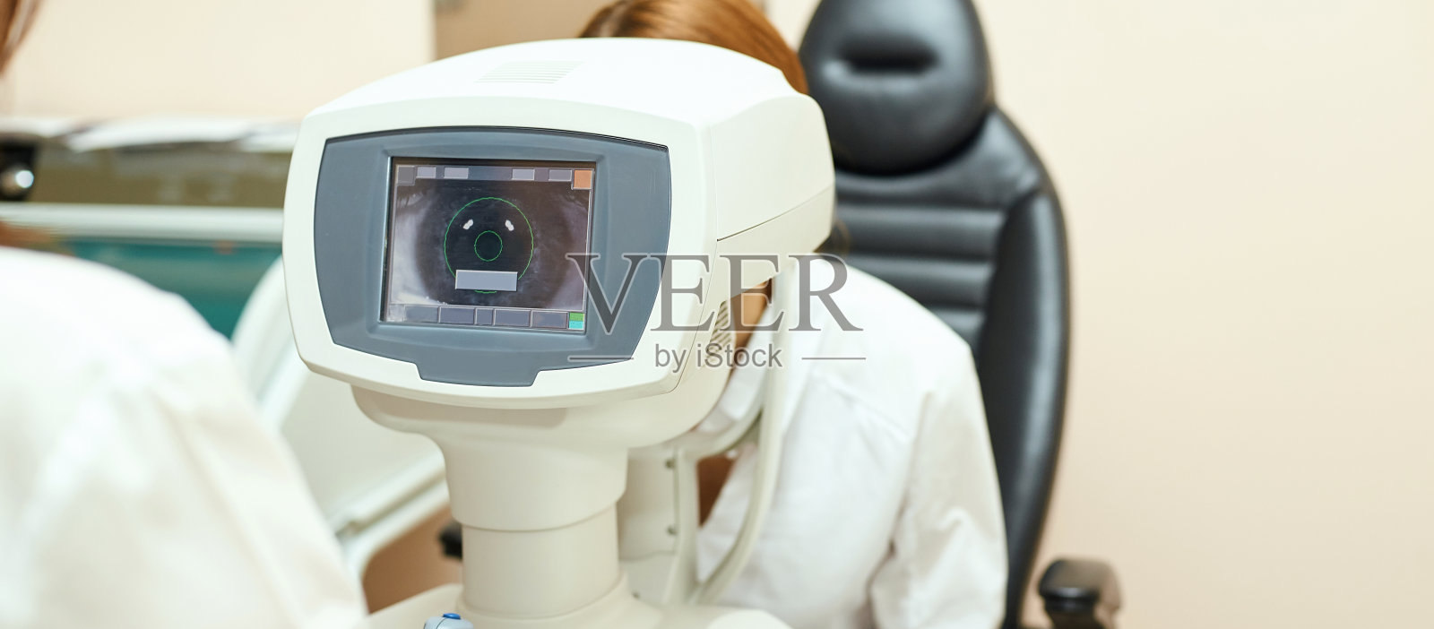 眼科医生在检查配镜实验室与女性患者。眼科医疗诊断。眼睑治疗照片摄影图片