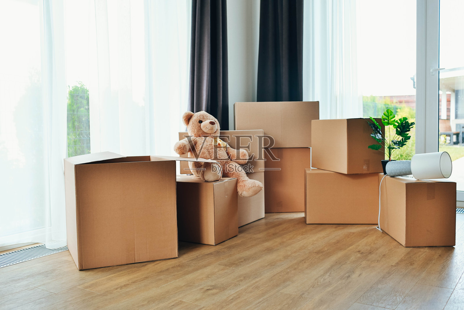 在新家搬运箱子和家具照片摄影图片