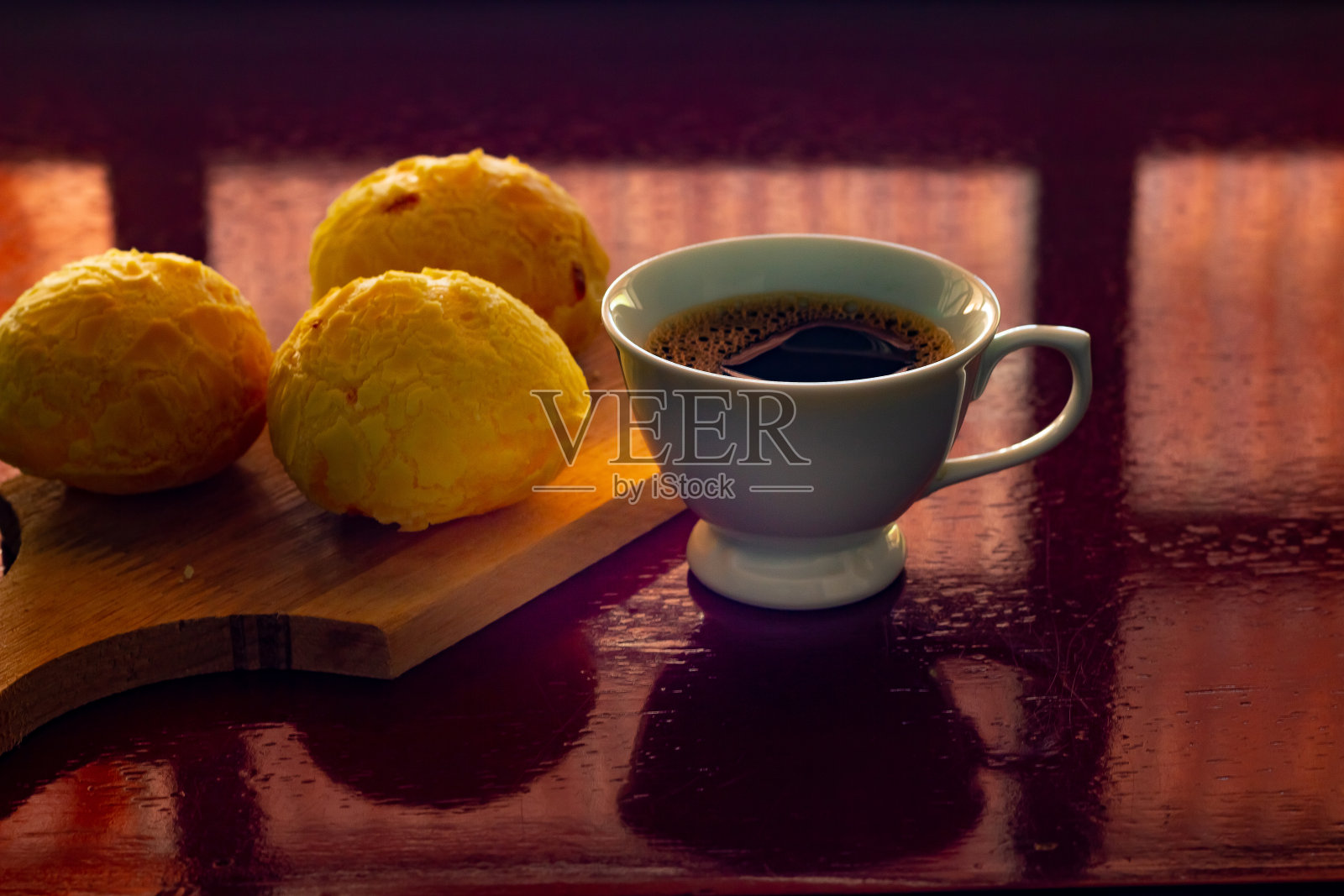 咖啡和奶酪面包。照片摄影图片