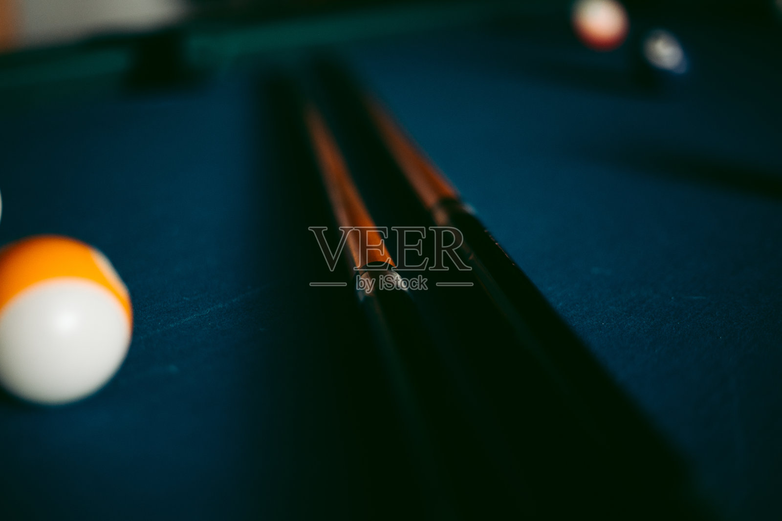 五颜六色的台球在蓝色的桌子上照片摄影图片