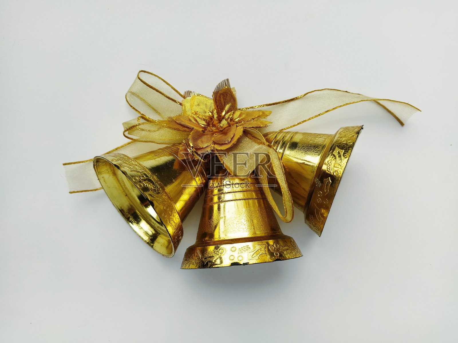圣诞钟声孤立在白色的背景。新年或圣诞节用的金色装饰品照片摄影图片