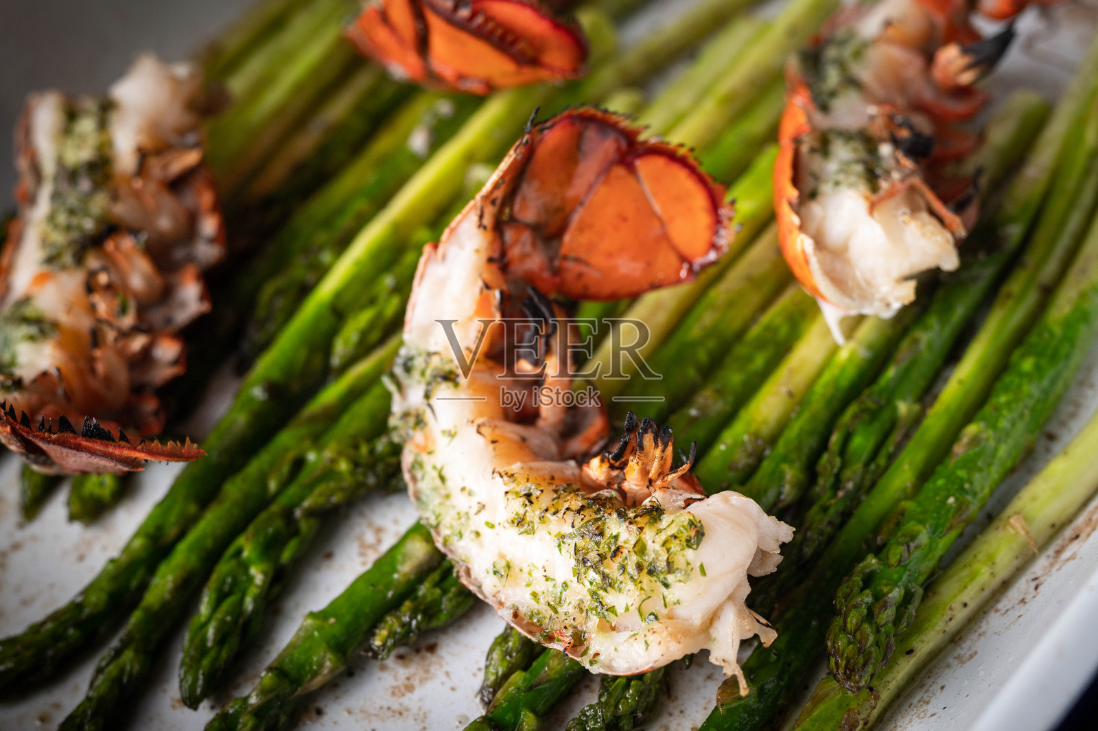 烤龙虾配芦笋照片摄影图片