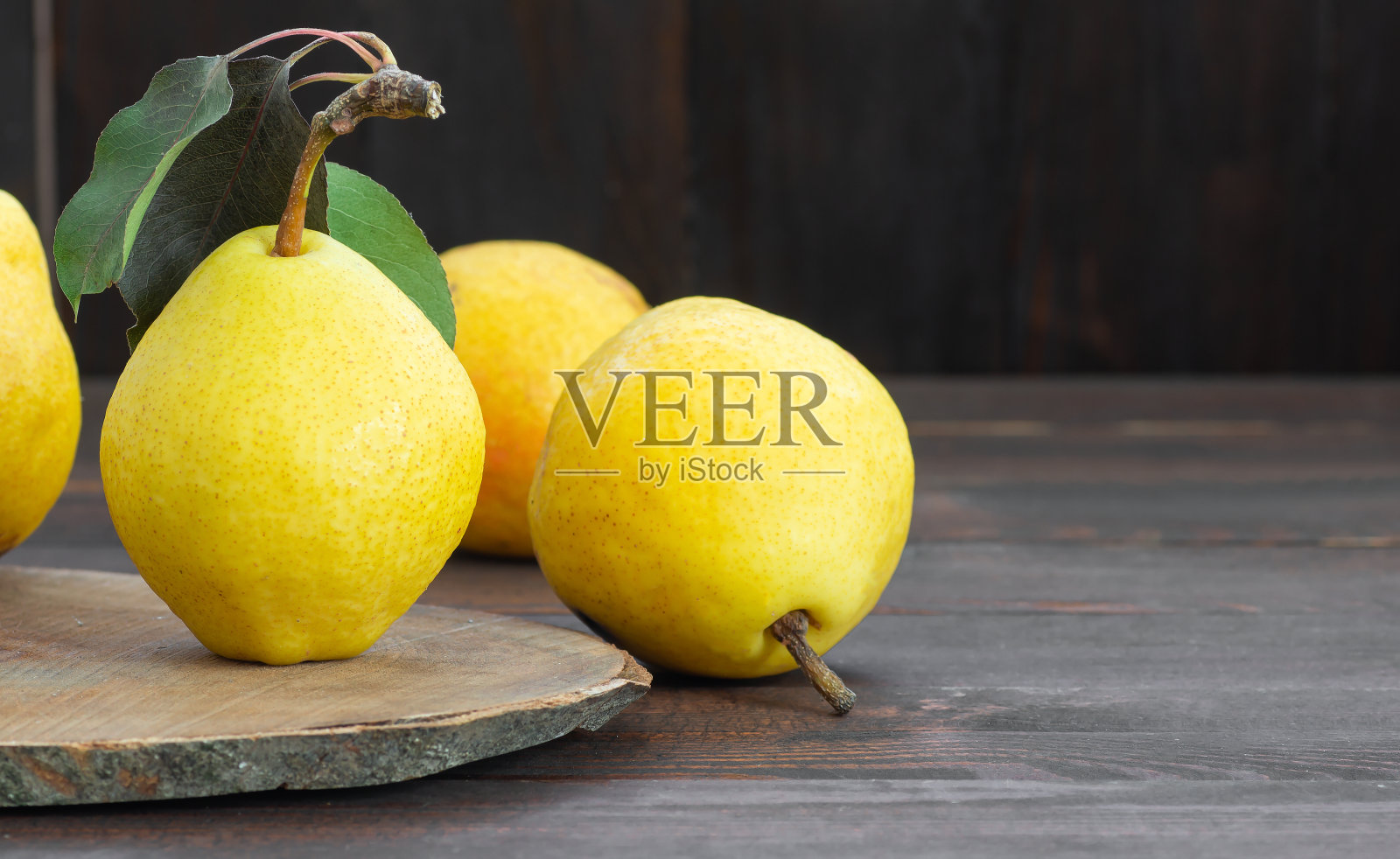 新鲜成熟的黄色威廉斯梨水果木制背景，健康的有机水果概念，靠近，复制空间(梨)照片摄影图片