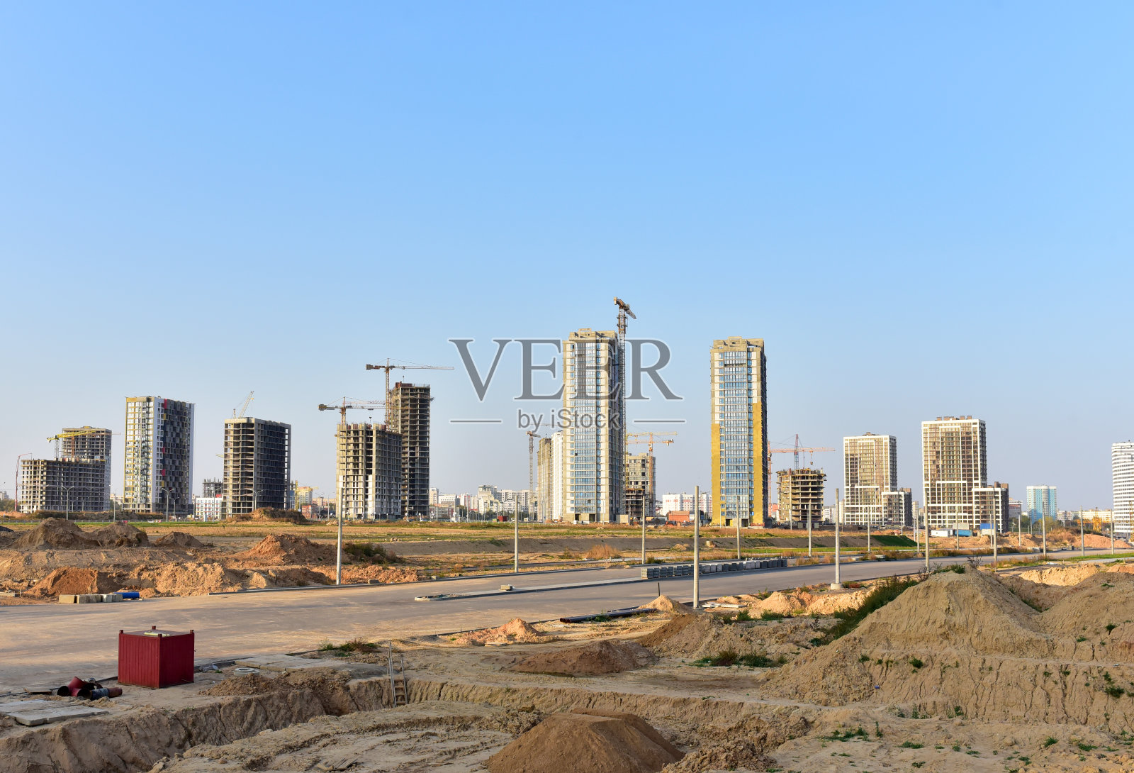 塔式起重机正在施工现场工作照片摄影图片