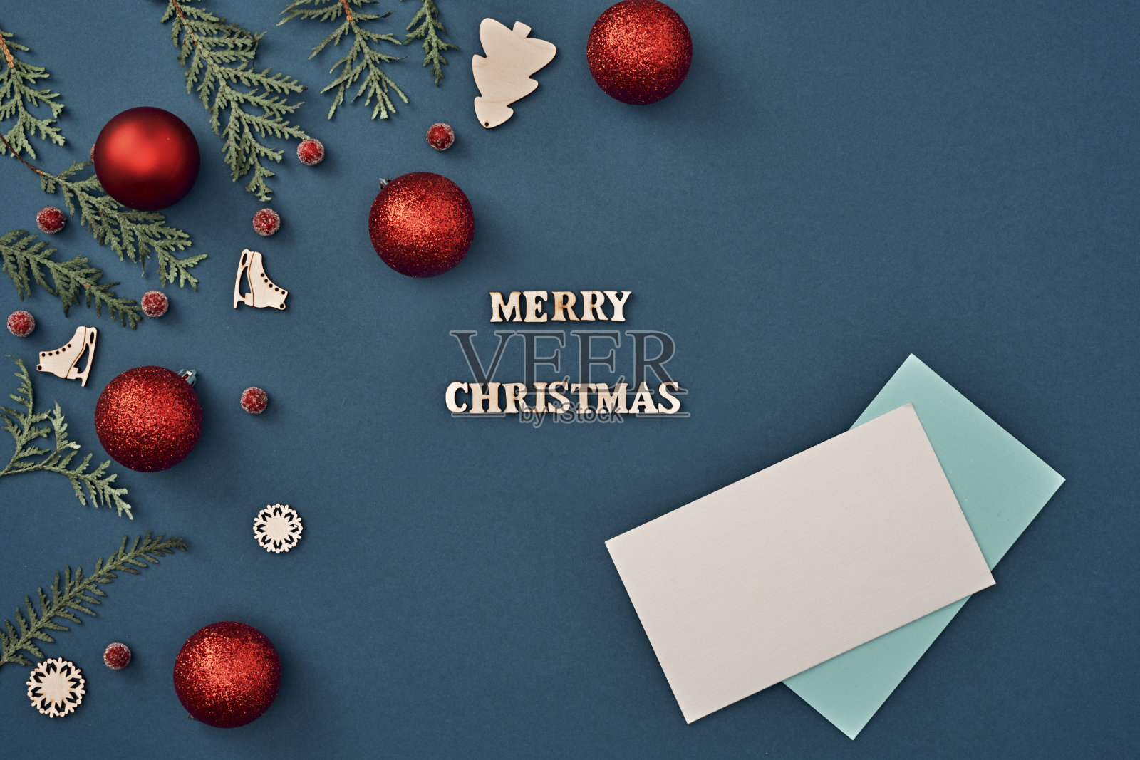 新年装饰：蓝色背景上的圣诞快乐字样和空白纸张照片摄影图片