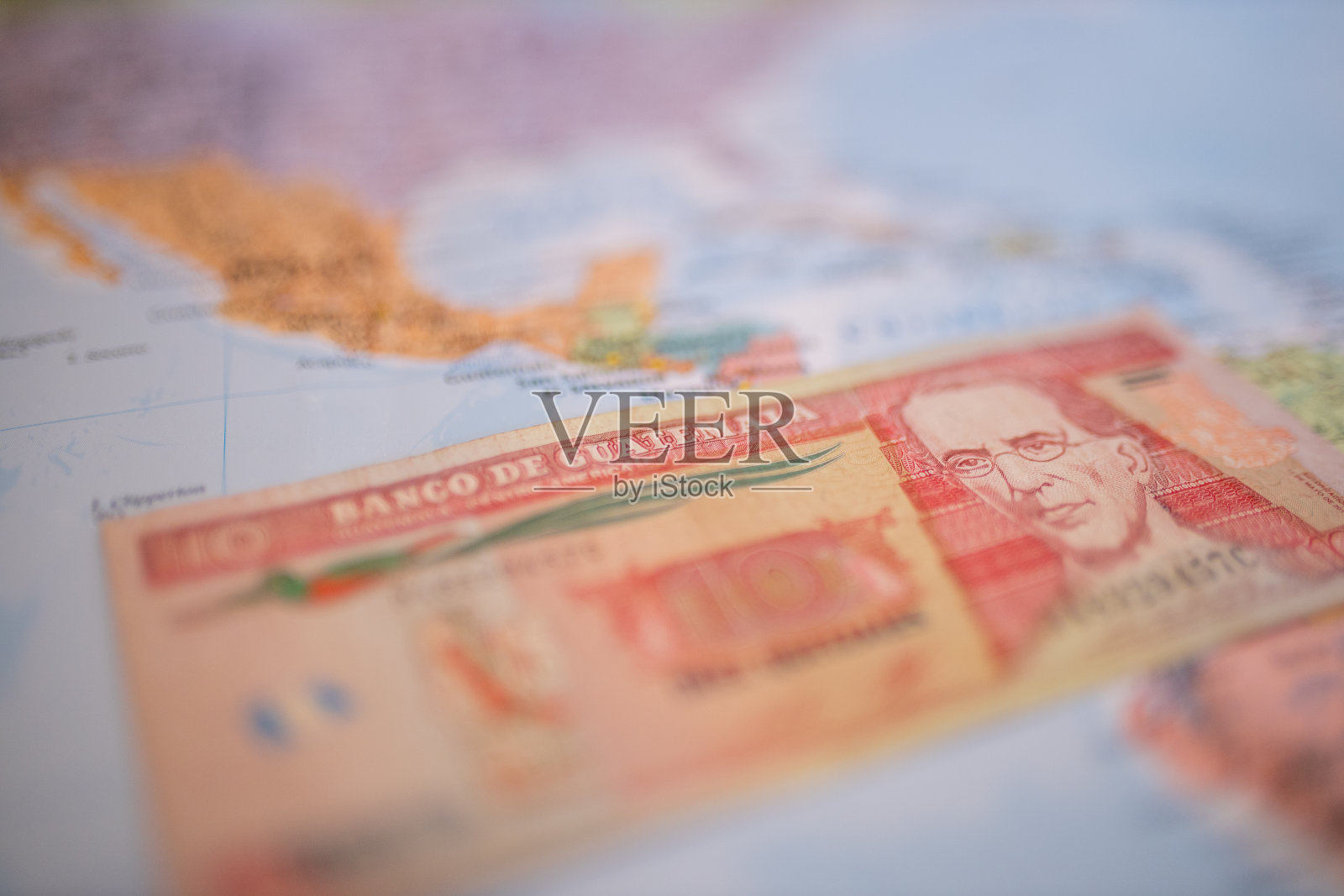 在一幅彩色而模糊的美国地图上，危地马拉下面有10只鹌鹑照片摄影图片