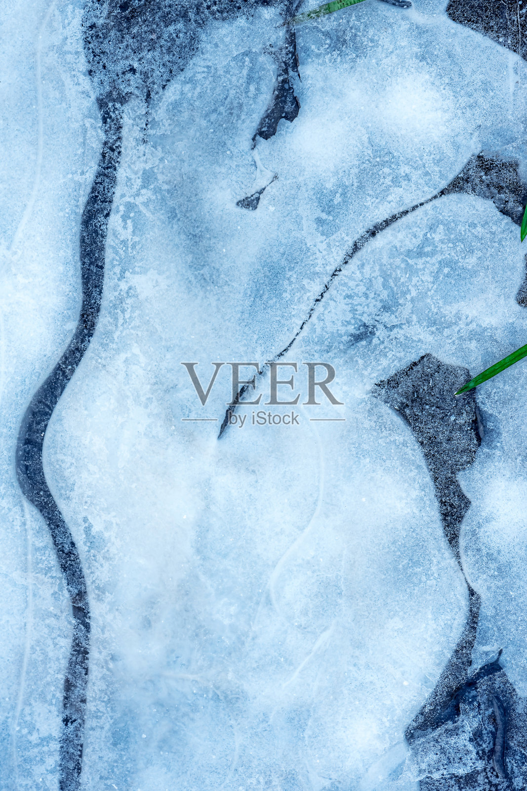 冬季覆盖在水面上的天然冰。冰的质地与霜的点缀，冰冻水的晶体。照片摄影图片