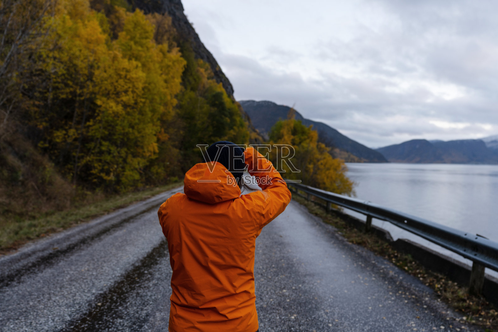 在秋天的心情日，女人徒步在峡湾户外:自拍时间照片摄影图片