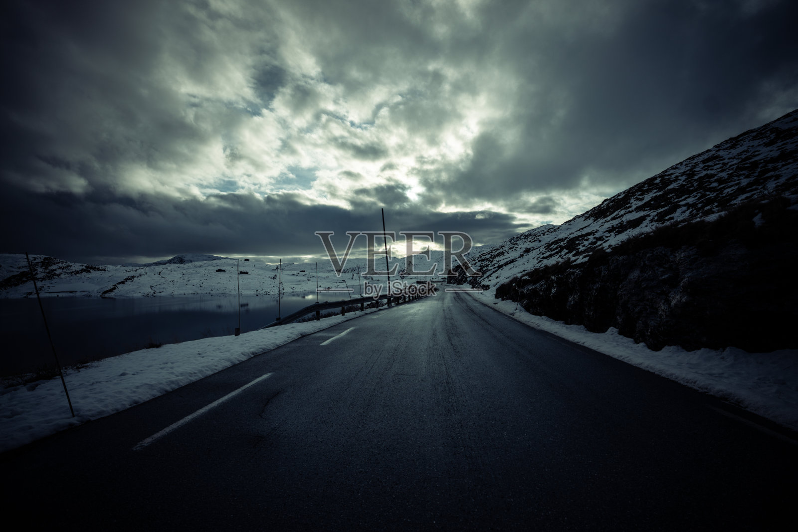 挪威山的户外探险:冬季山口照片摄影图片