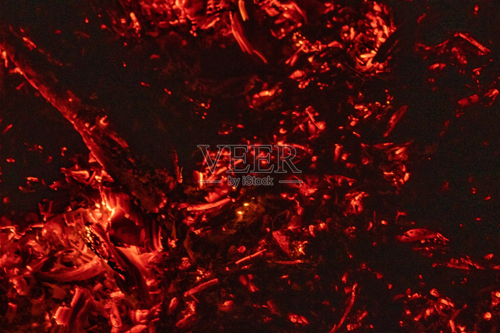 从火中冒出的炽热的余烬照片摄影图片