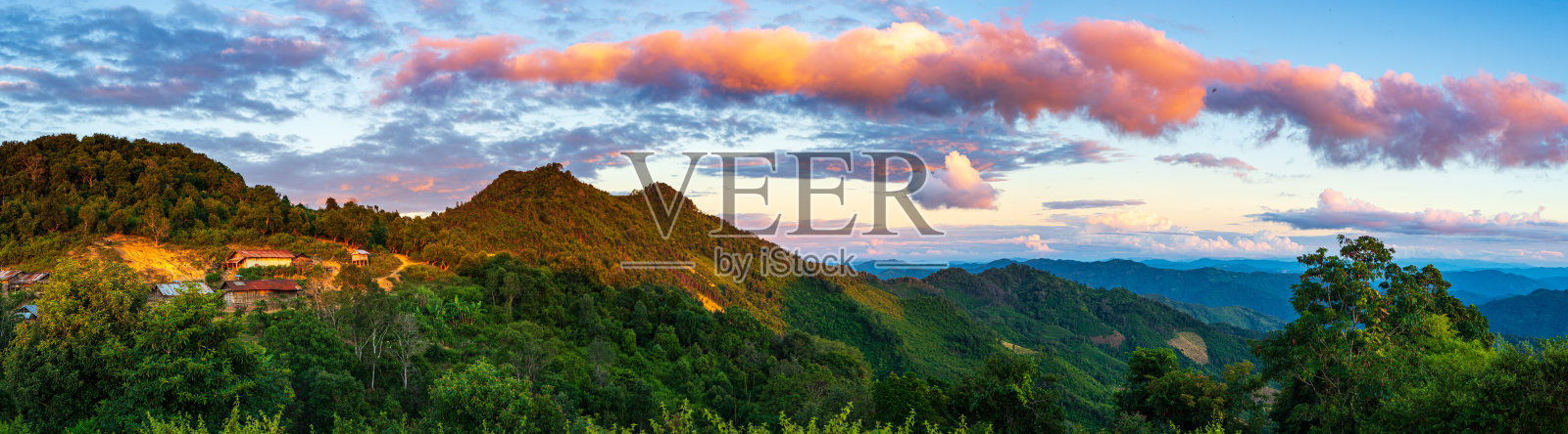 阿卡村位于老挝北部山区，日落时天空壮观。偏远的部落村庄，是部落徒步旅行的目的地，阿卡族和少数民族。照片摄影图片