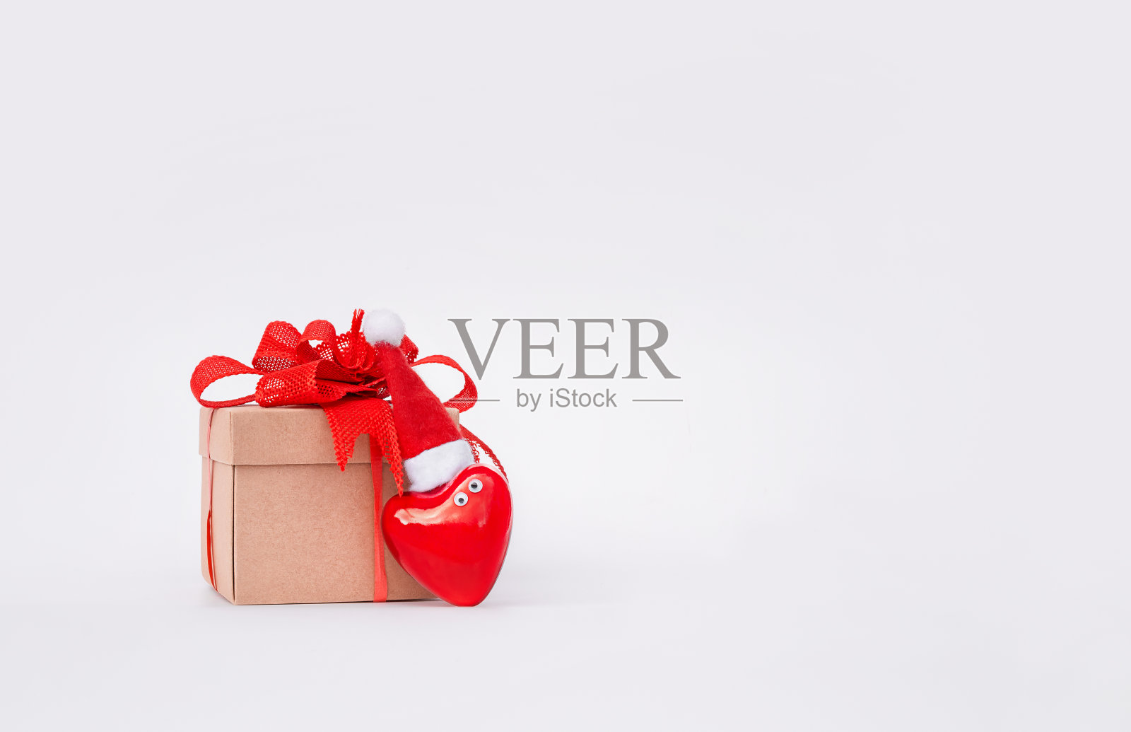 白色背景上的心和礼盒照片摄影图片