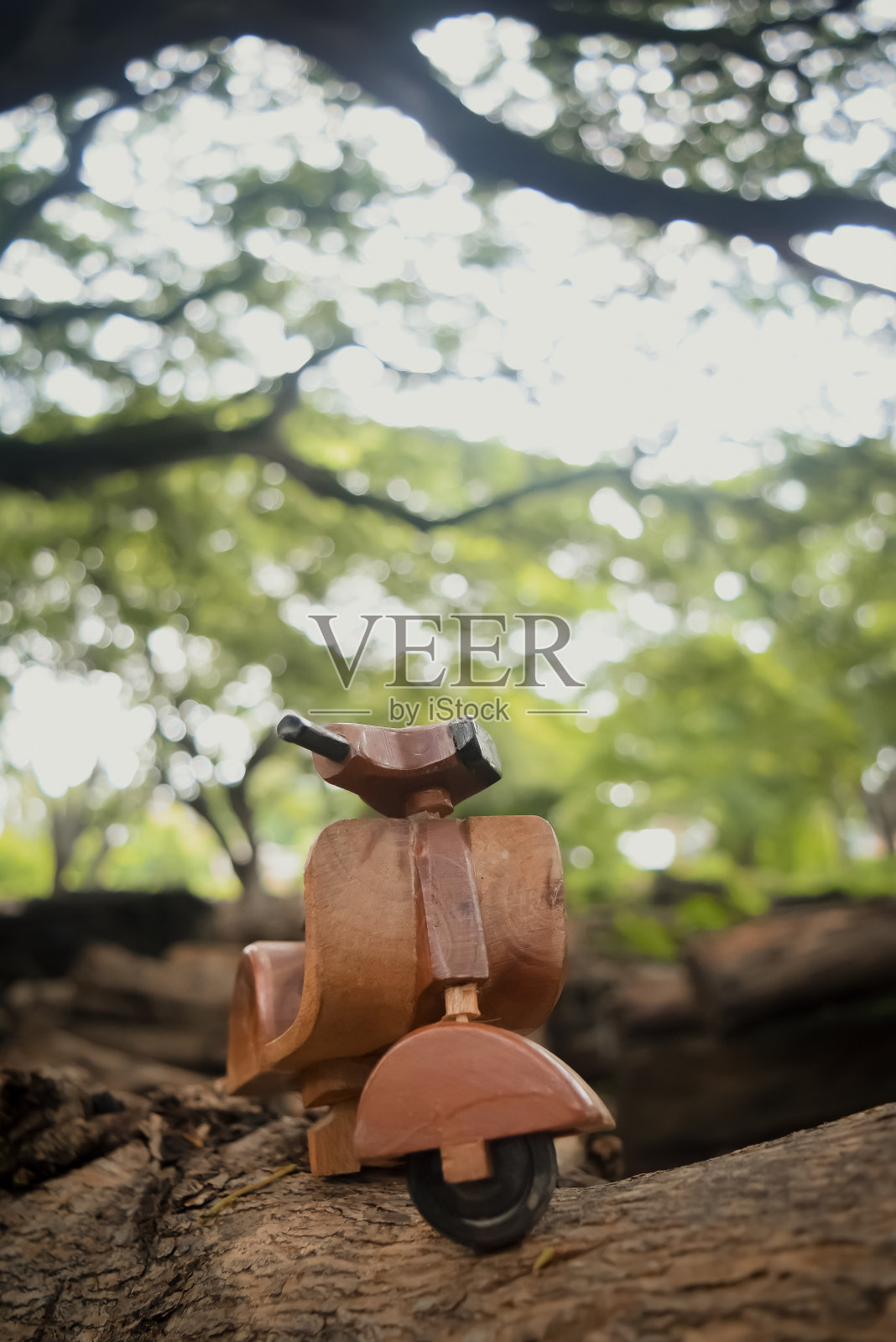 在一堆木头中间用木头做的玩具照片摄影图片