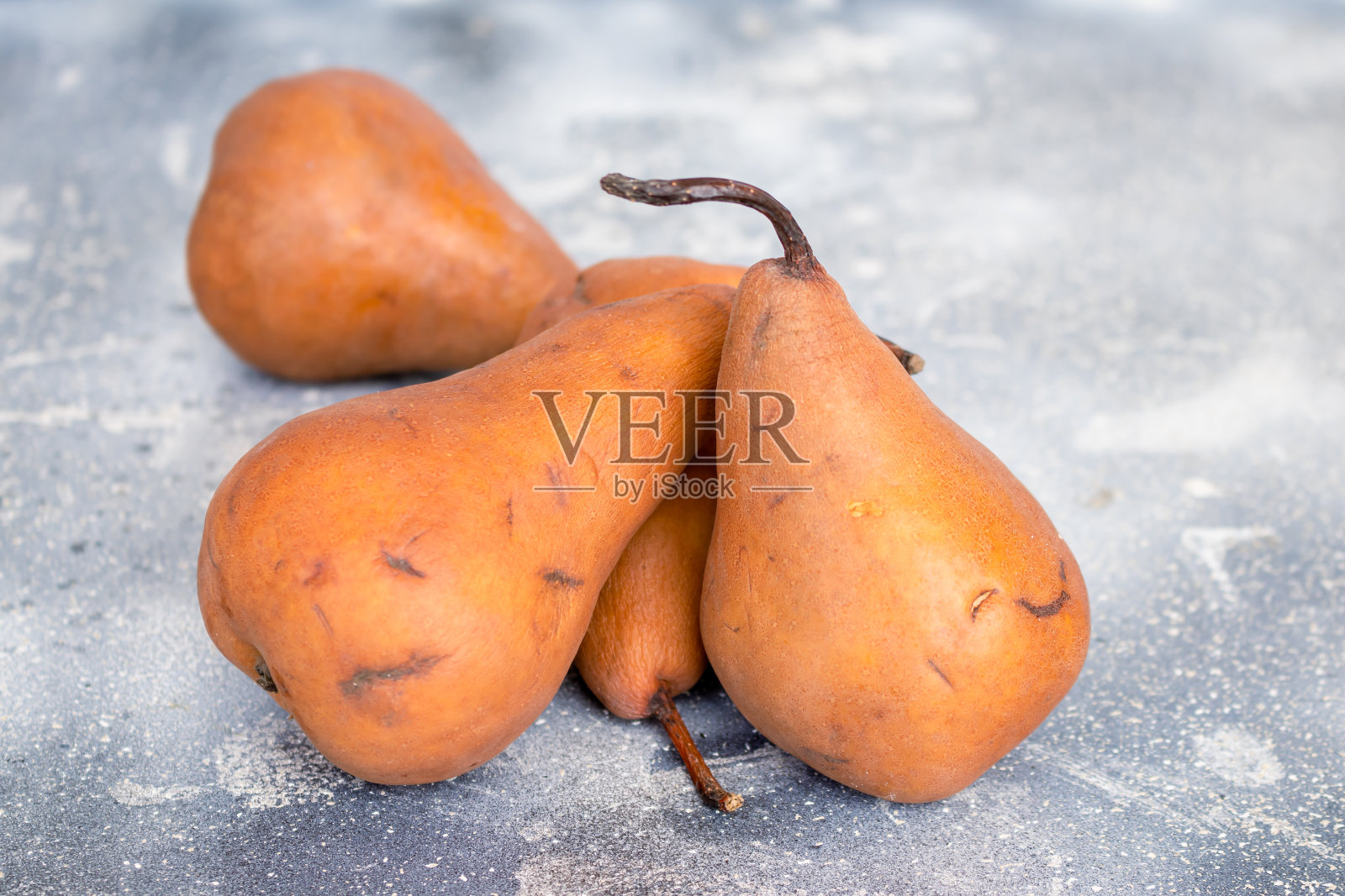 四个梨凯撒亚历山大品种的水泥背景照片摄影图片