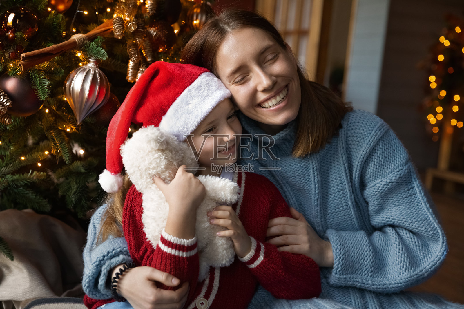 慈母拥抱小女儿庆祝新年照片摄影图片