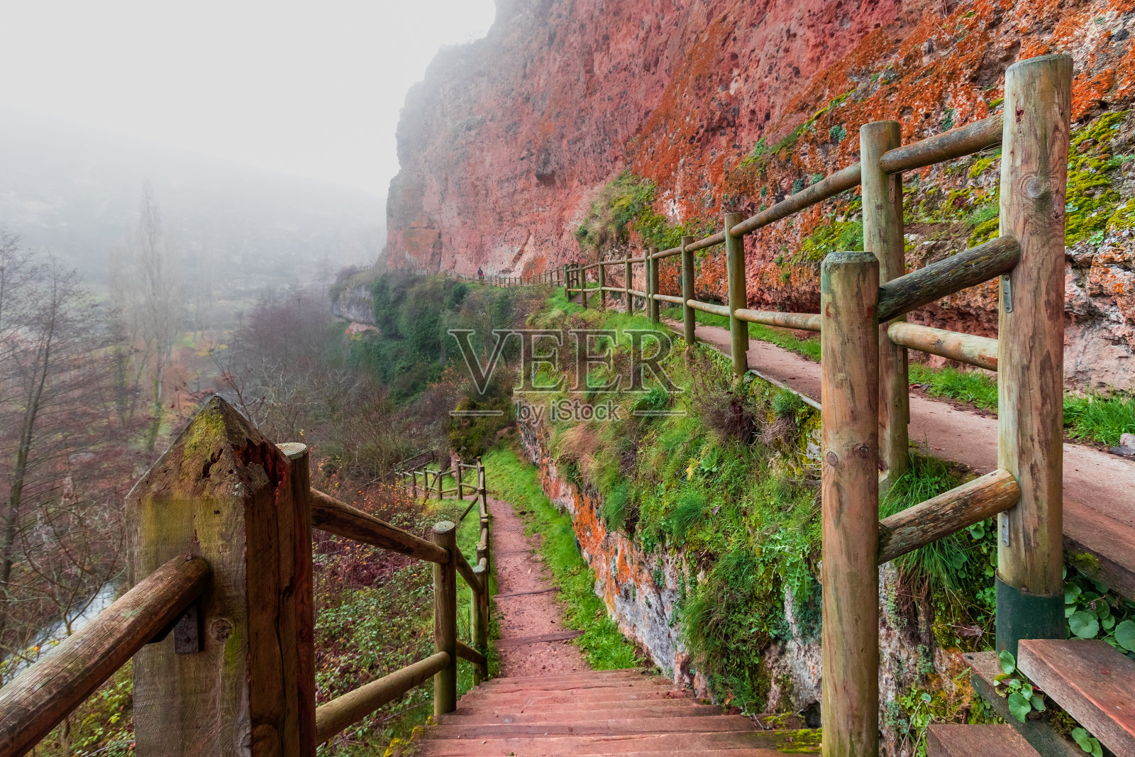 秋景中有河、trail和雾的气息。照片摄影图片