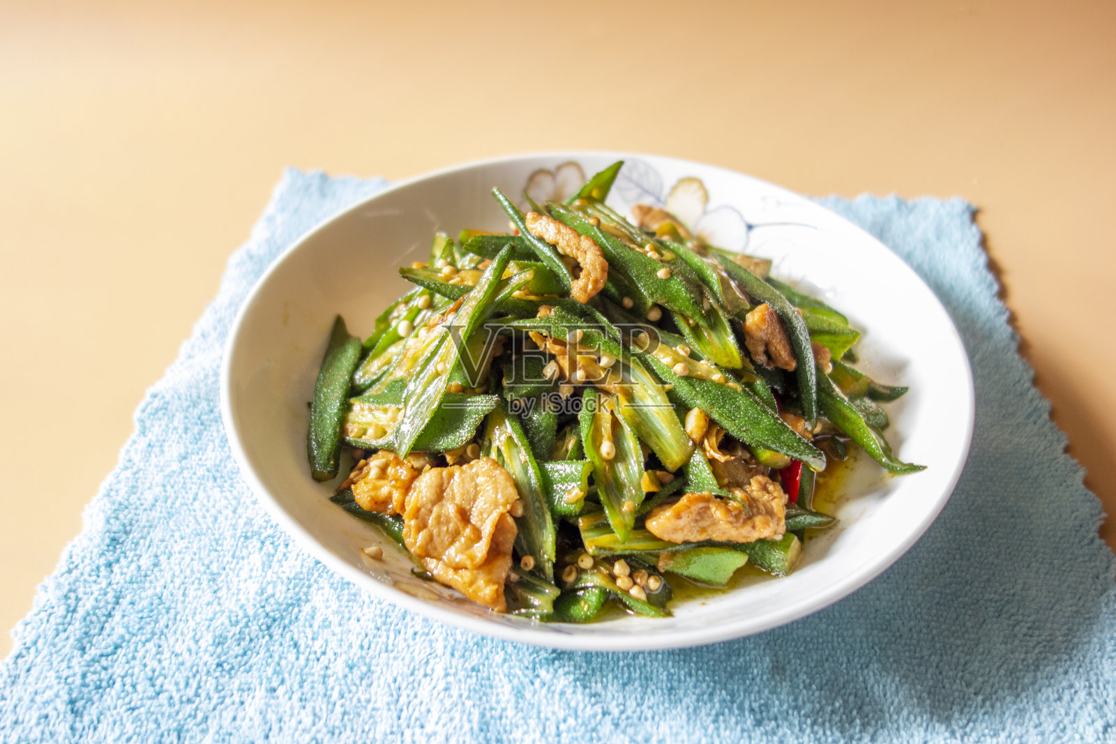 秋葵炒猪肉片照片摄影图片