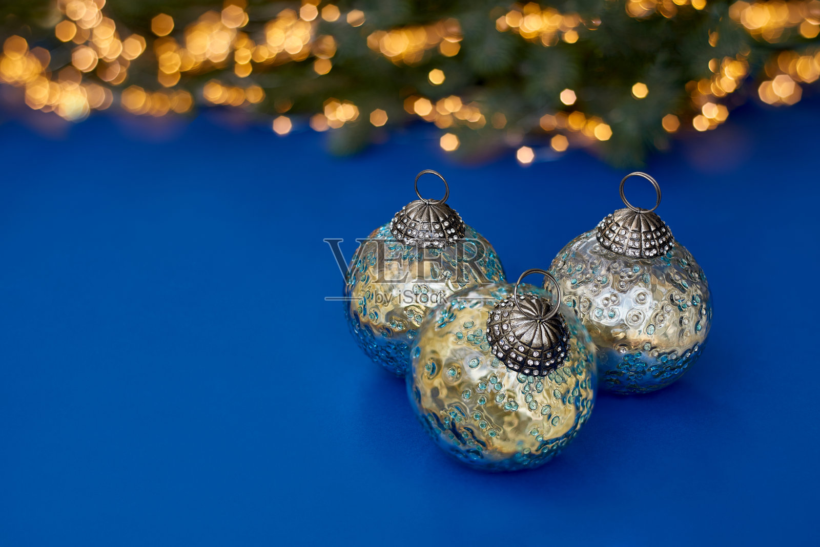 玻璃圣诞装饰物与散焦背景与复制空间照片摄影图片