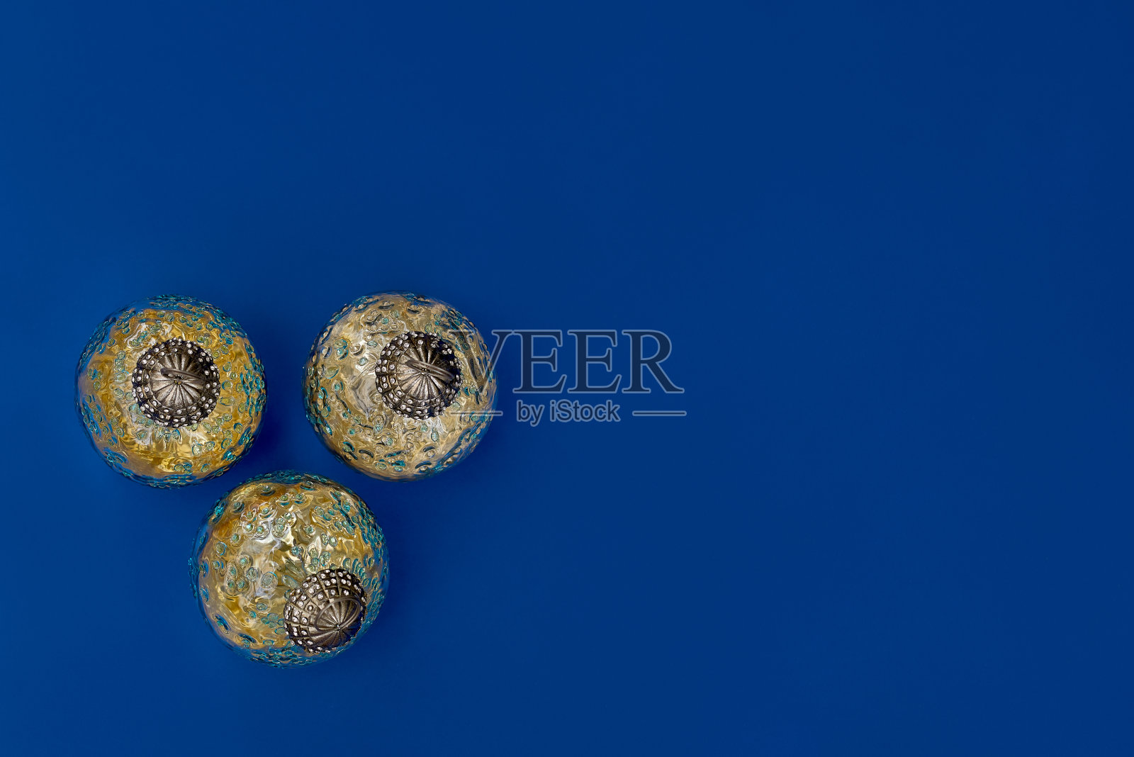 蓝色背景下的圣诞玻璃装饰物照片摄影图片