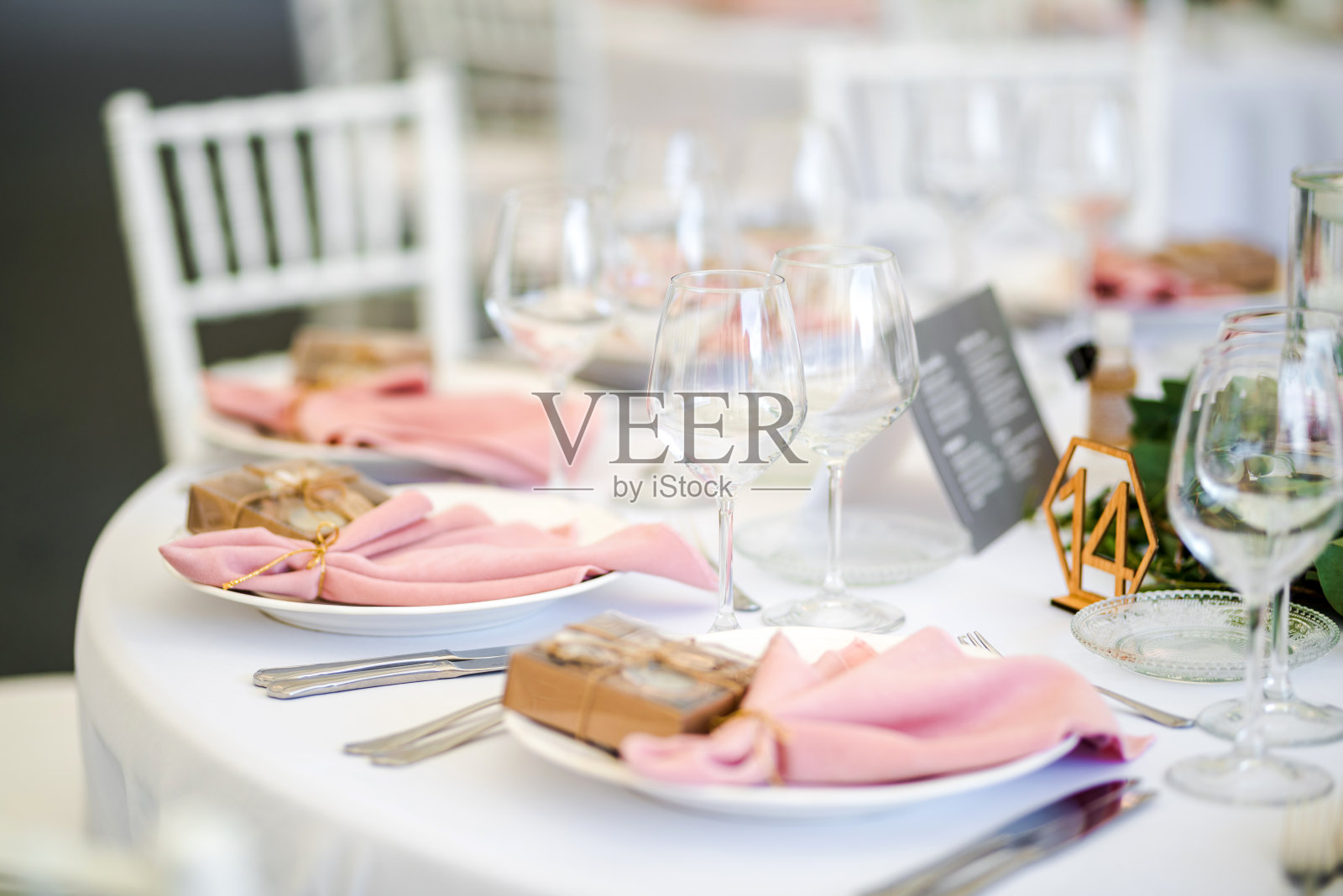 豪华的婚礼餐桌装饰在粉红色和白色。特殊事件表设置。鲜花装饰。照片摄影图片