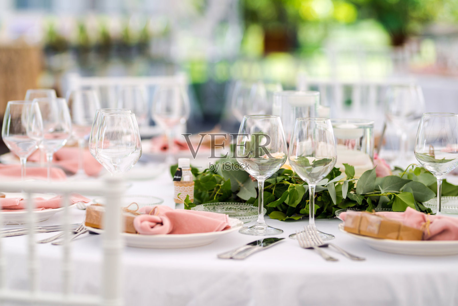 豪华的婚礼餐桌装饰在粉红色和白色。特殊事件表设置。鲜花装饰。照片摄影图片