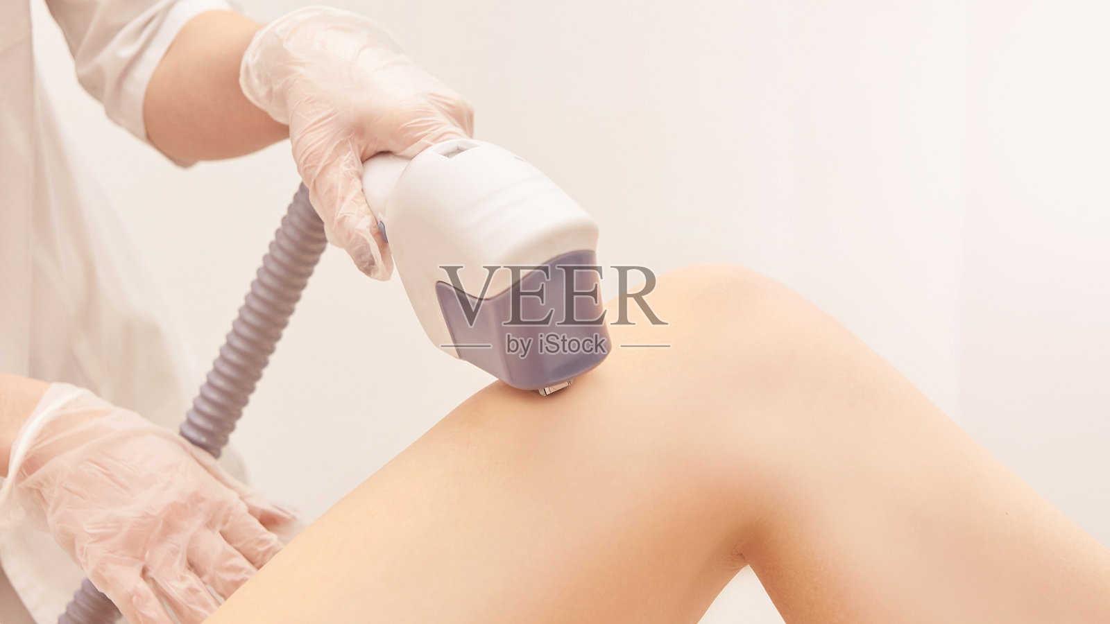 医疗美容激光美容程序。沙龙里的年轻女性。专业的医生。女人护肤技术。脱毛照片摄影图片