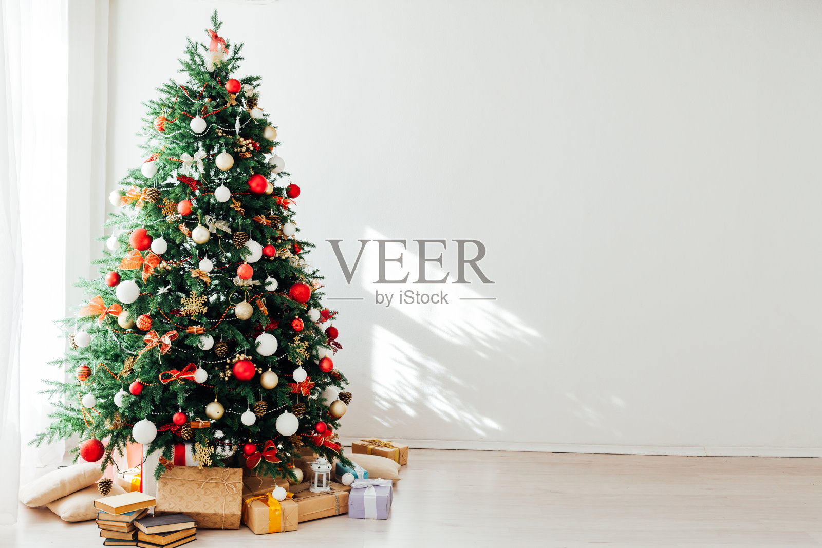圣诞装饰家室内圣诞树与新年礼物照片摄影图片