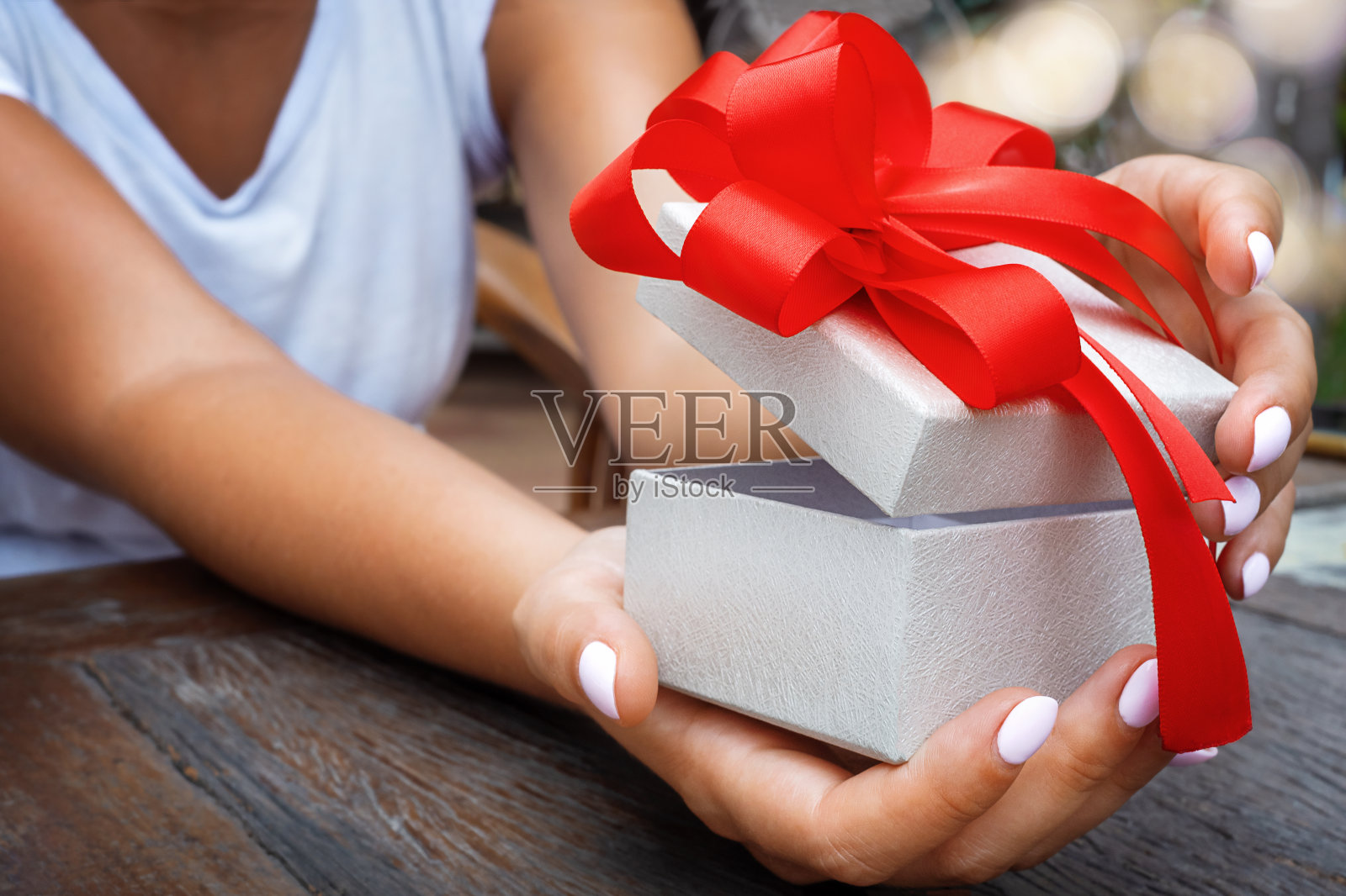 双手打开轻礼物照片摄影图片