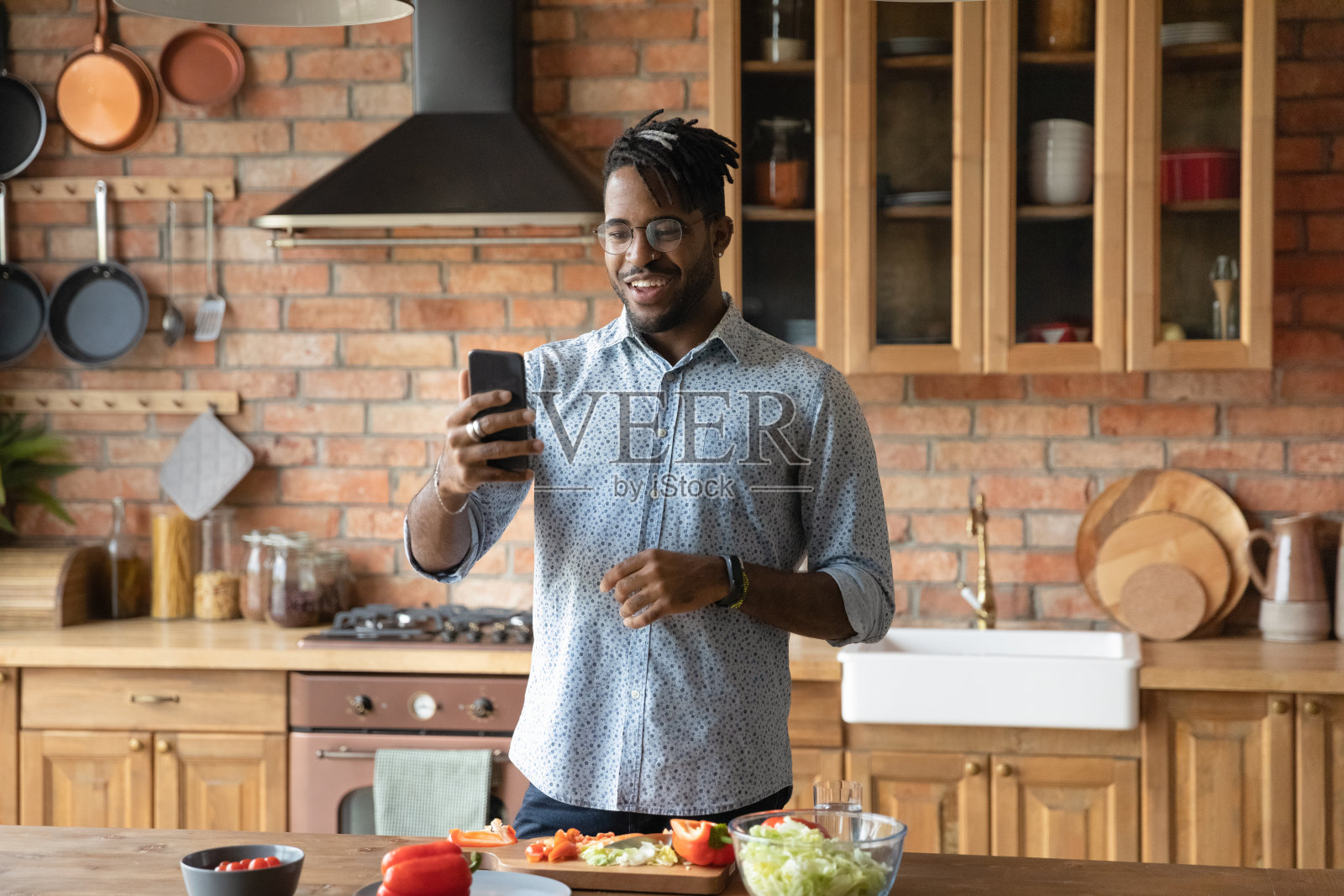 快乐的混血儿在视频通话中在家做饭照片摄影图片