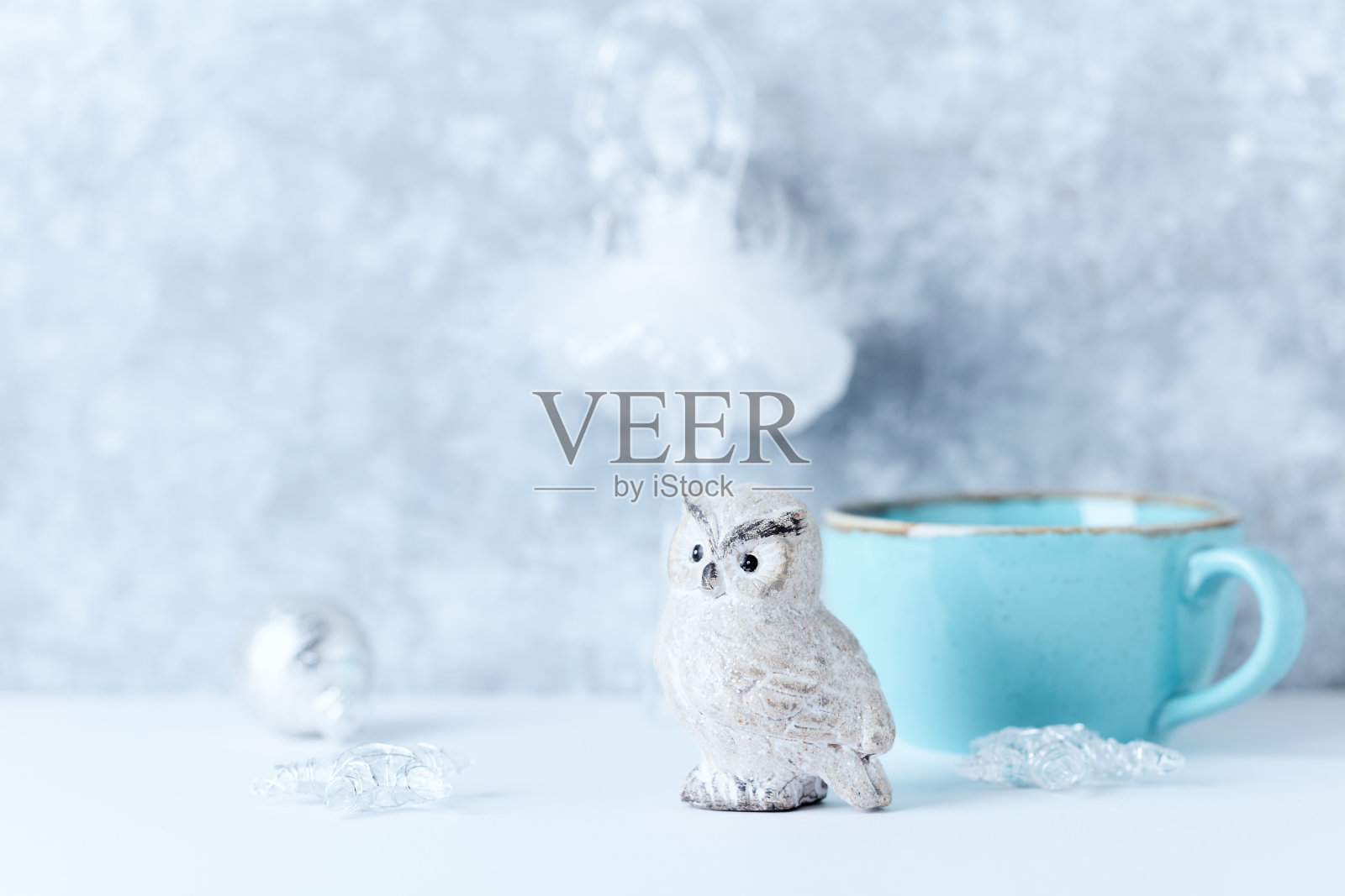 圣诞装饰。明亮的木制背景。关闭了。照片摄影图片