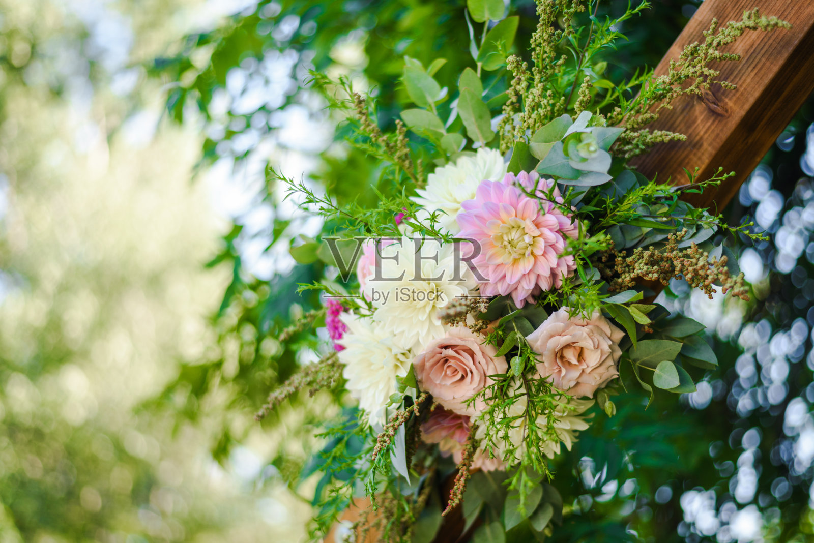 鲜花装饰的婚礼拱门-粉红色和白色的鲜花。新鲜玫瑰插花照片摄影图片