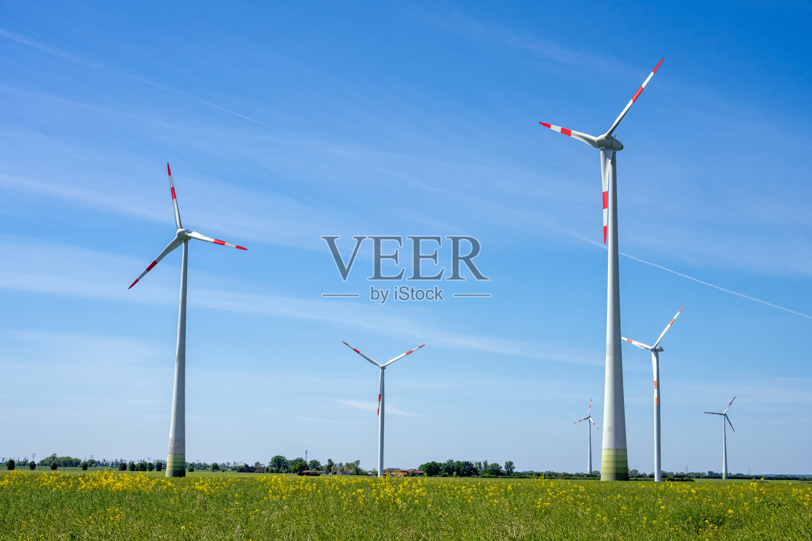 乡村地区的风力涡轮机照片摄影图片