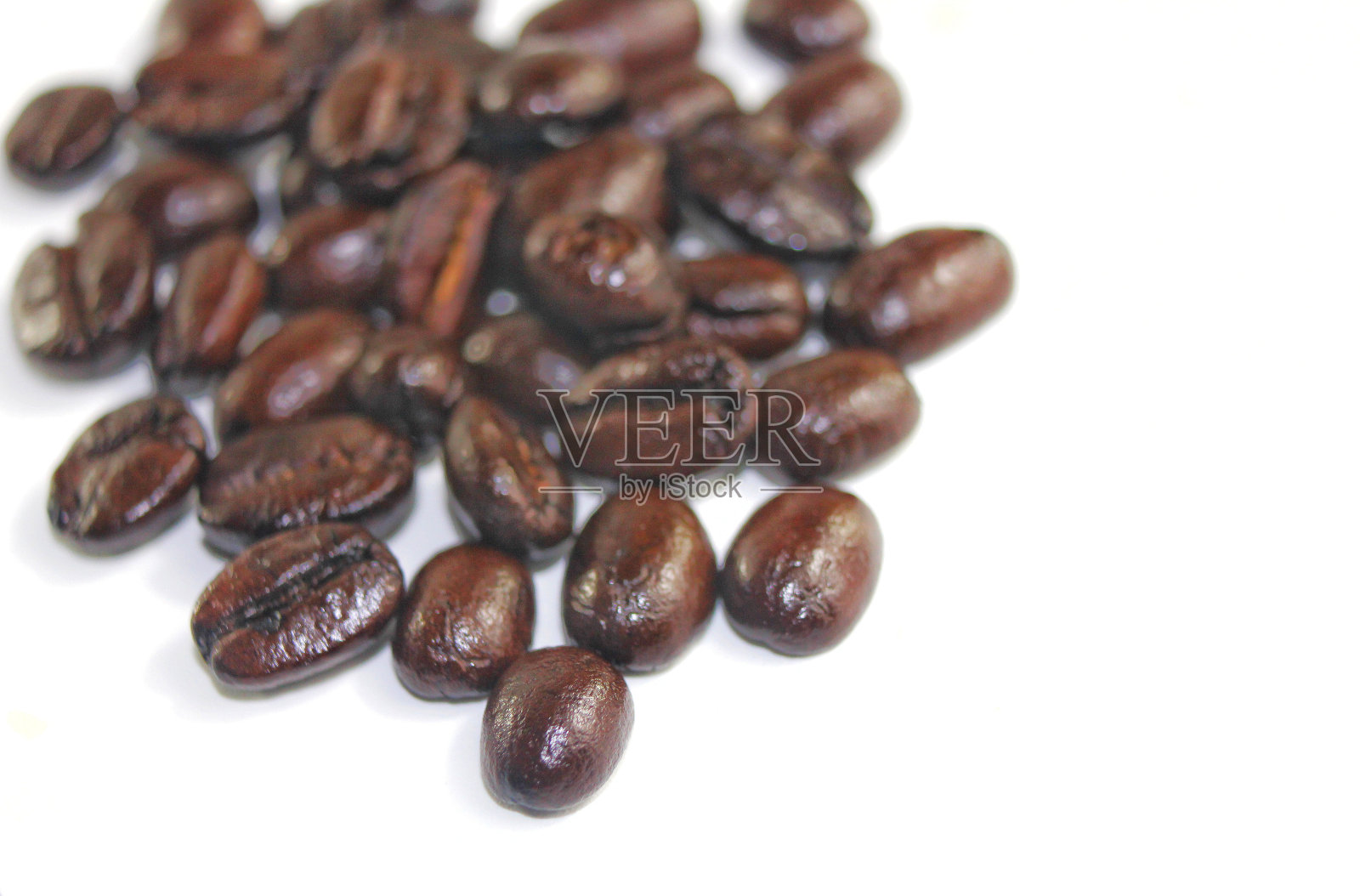 白色背景上的咖啡豆。照片摄影图片