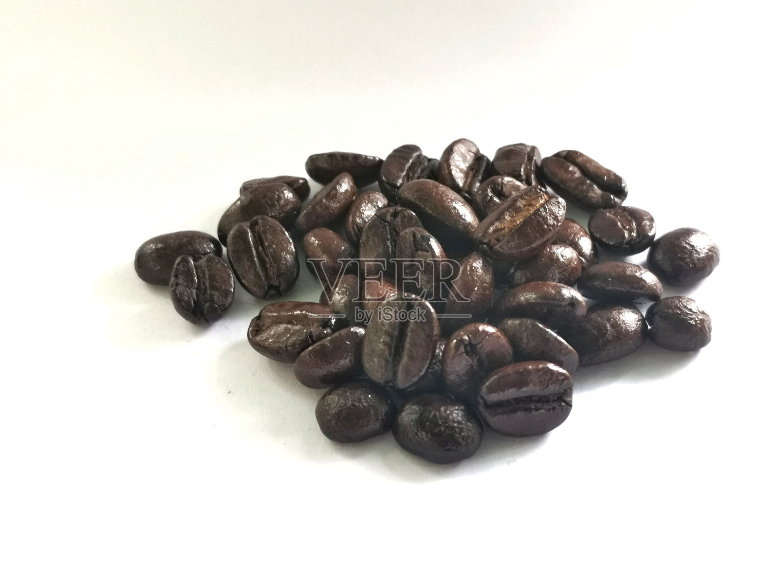 白色背景上的咖啡豆。照片摄影图片