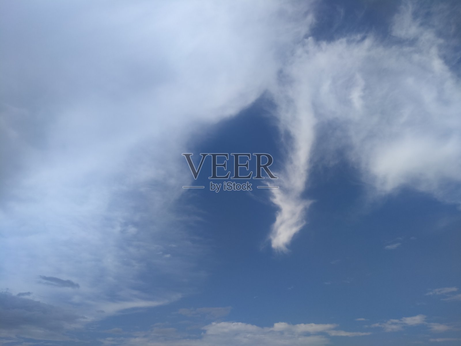 明亮的天空和白云景观照片摄影图片