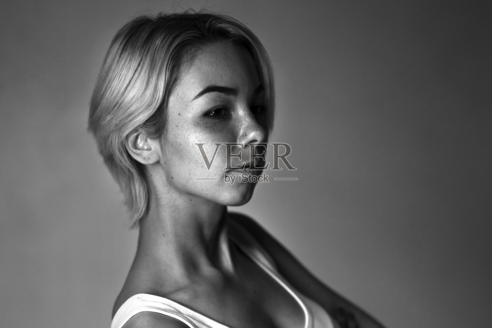 肖像一个年轻悲伤的女人近距离看远，黑色的黑白照片照片摄影图片