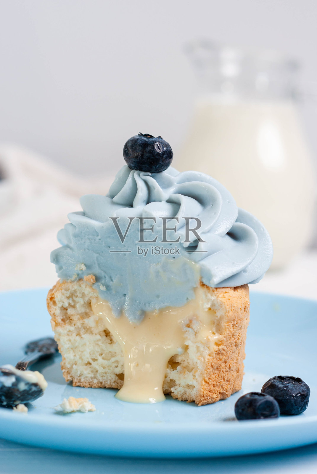 切成两半的纸杯蛋糕，里面的馅会流出来照片摄影图片