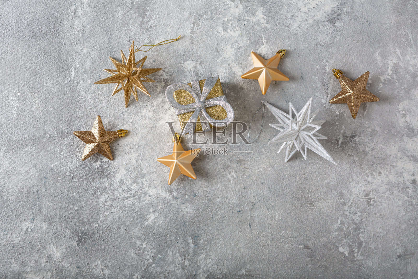 头顶的金色圣诞装饰和拷贝空间，平铺照片摄影图片