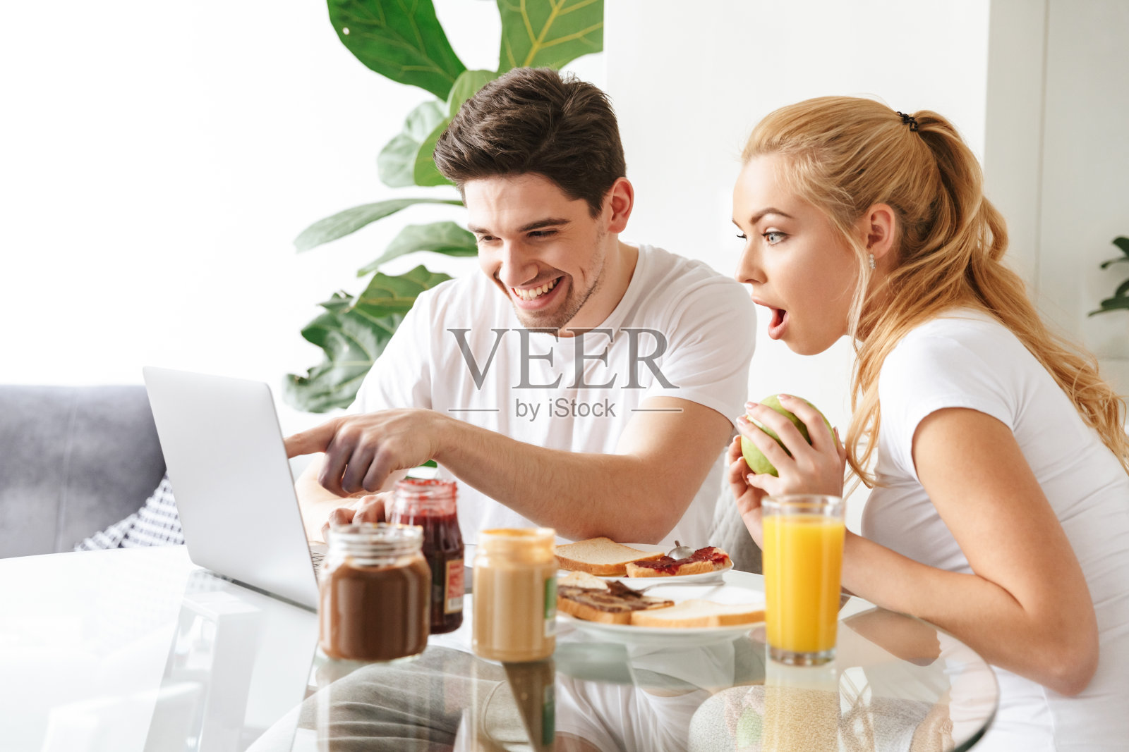 描绘一对热恋中的年轻夫妇照片摄影图片