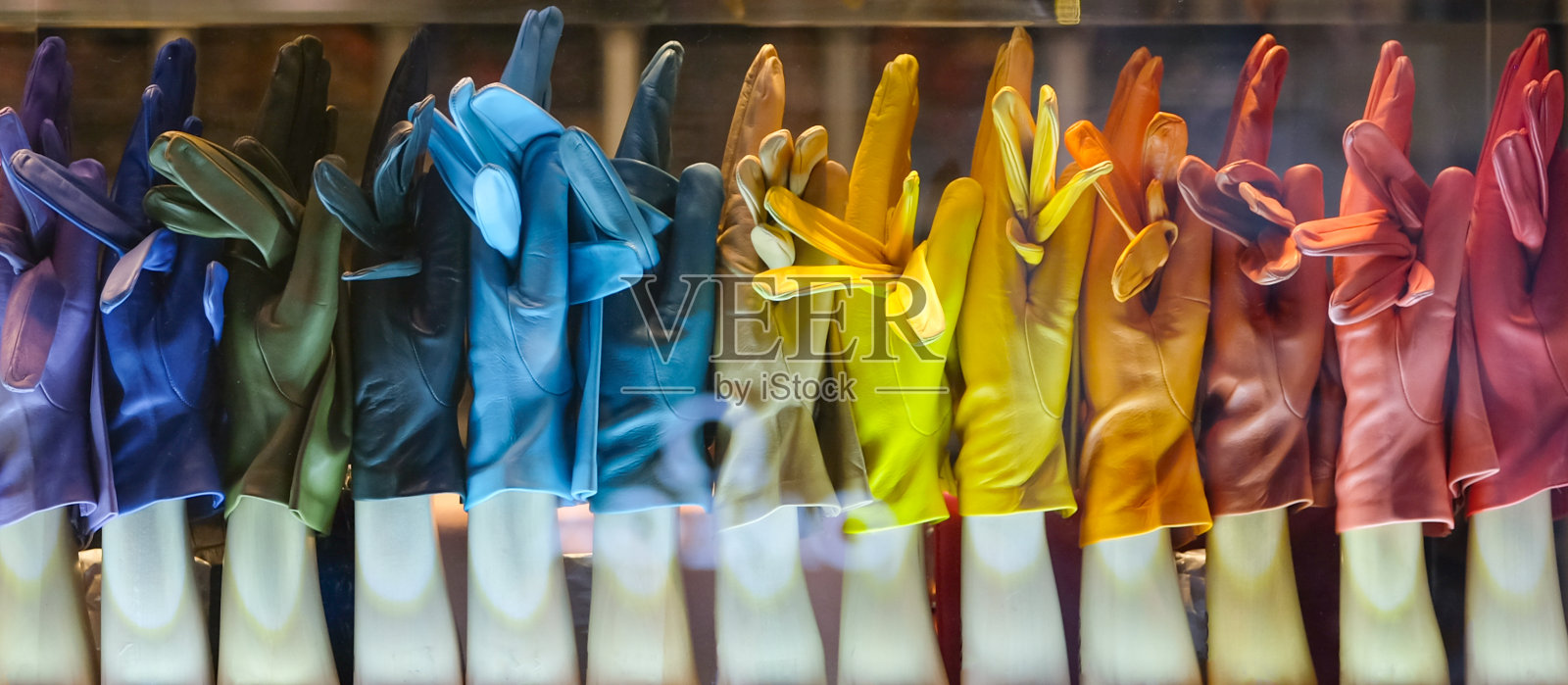 一排许多颜色的手工皮手套照片摄影图片