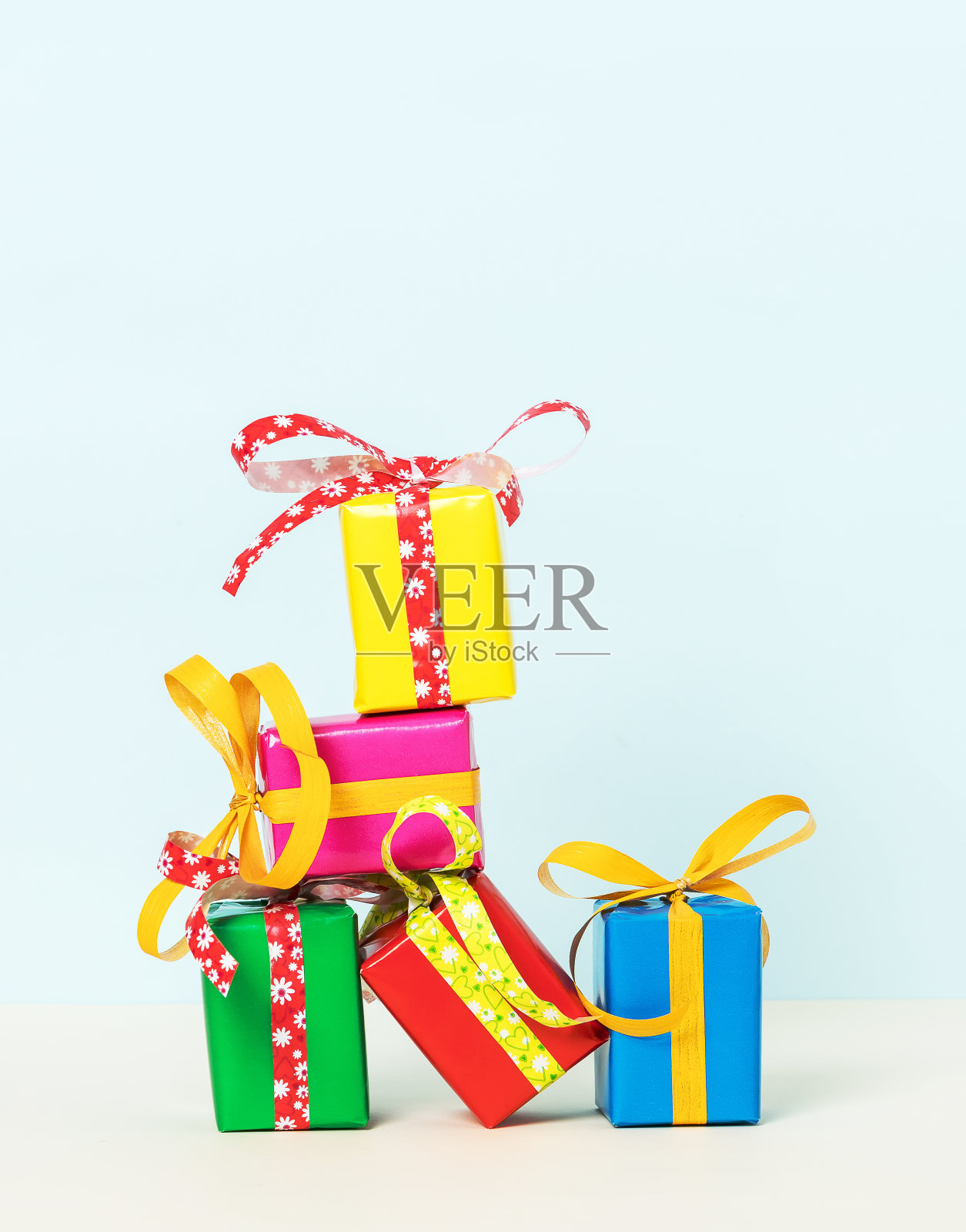 5个彩色礼品盒堆放在彩色背景上照片摄影图片