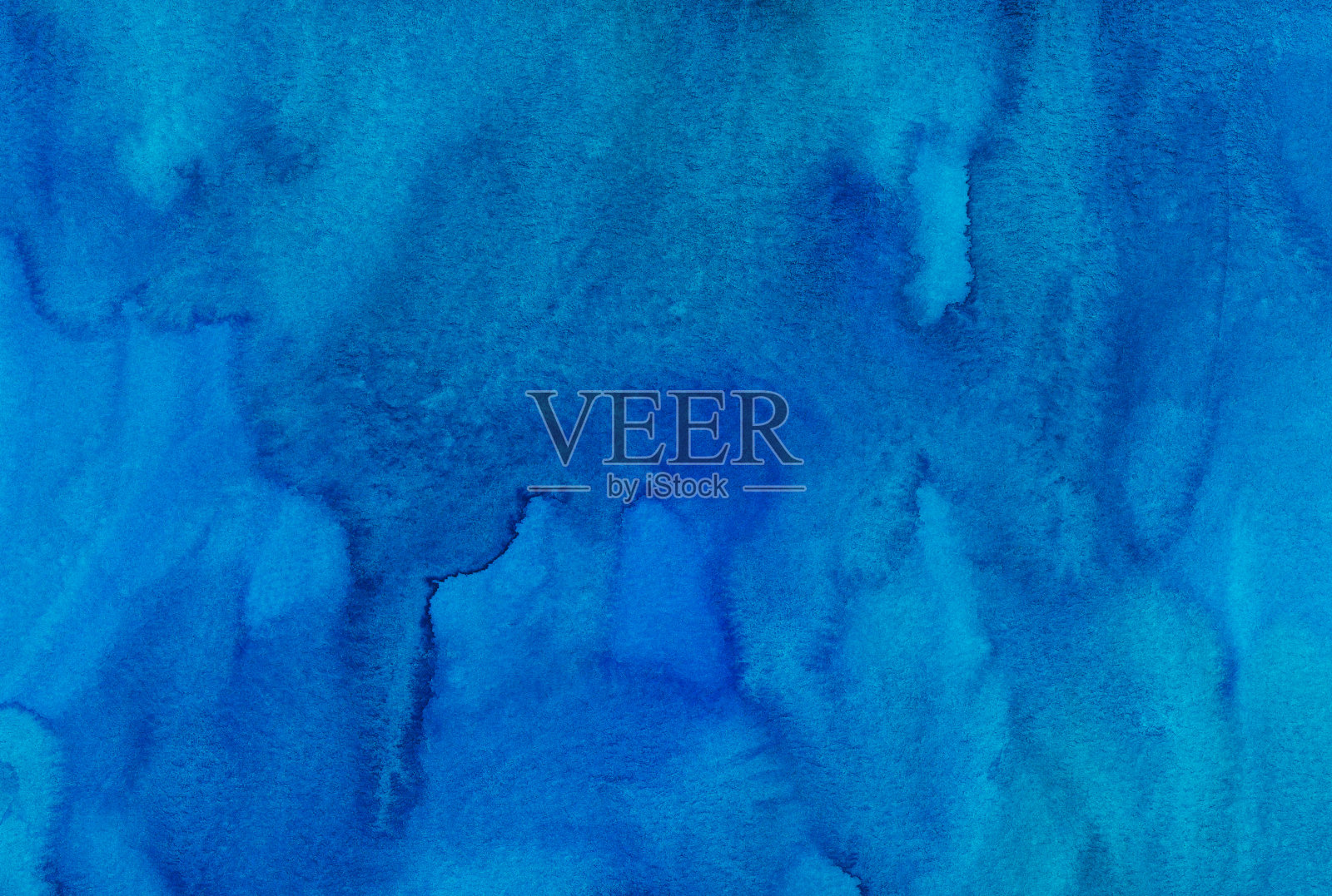 水彩深蓝的背景纹理。手绘水彩背景。纸上有天蓝色的污渍。照片摄影图片